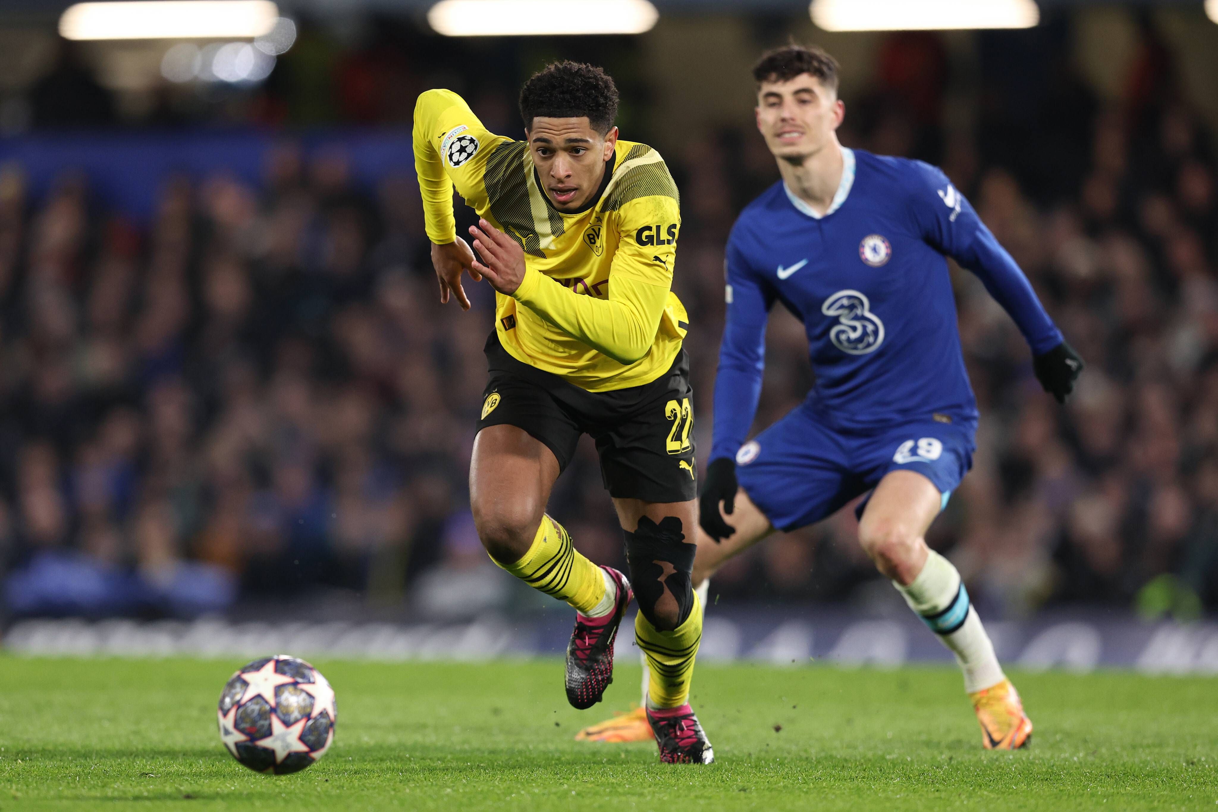  Bellingham persigue un balón en el Chelsea-Dortmund (FOTO: Cordón Press).