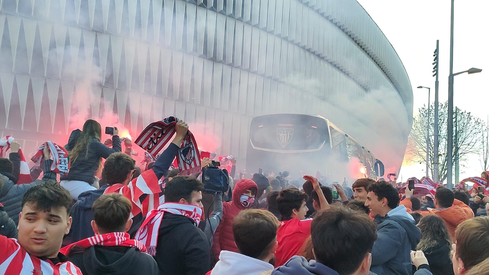  Bengaleo al paso del autobús del Athletic Club hacia San Mamés para una semifinal de Copa ante Osasuna.