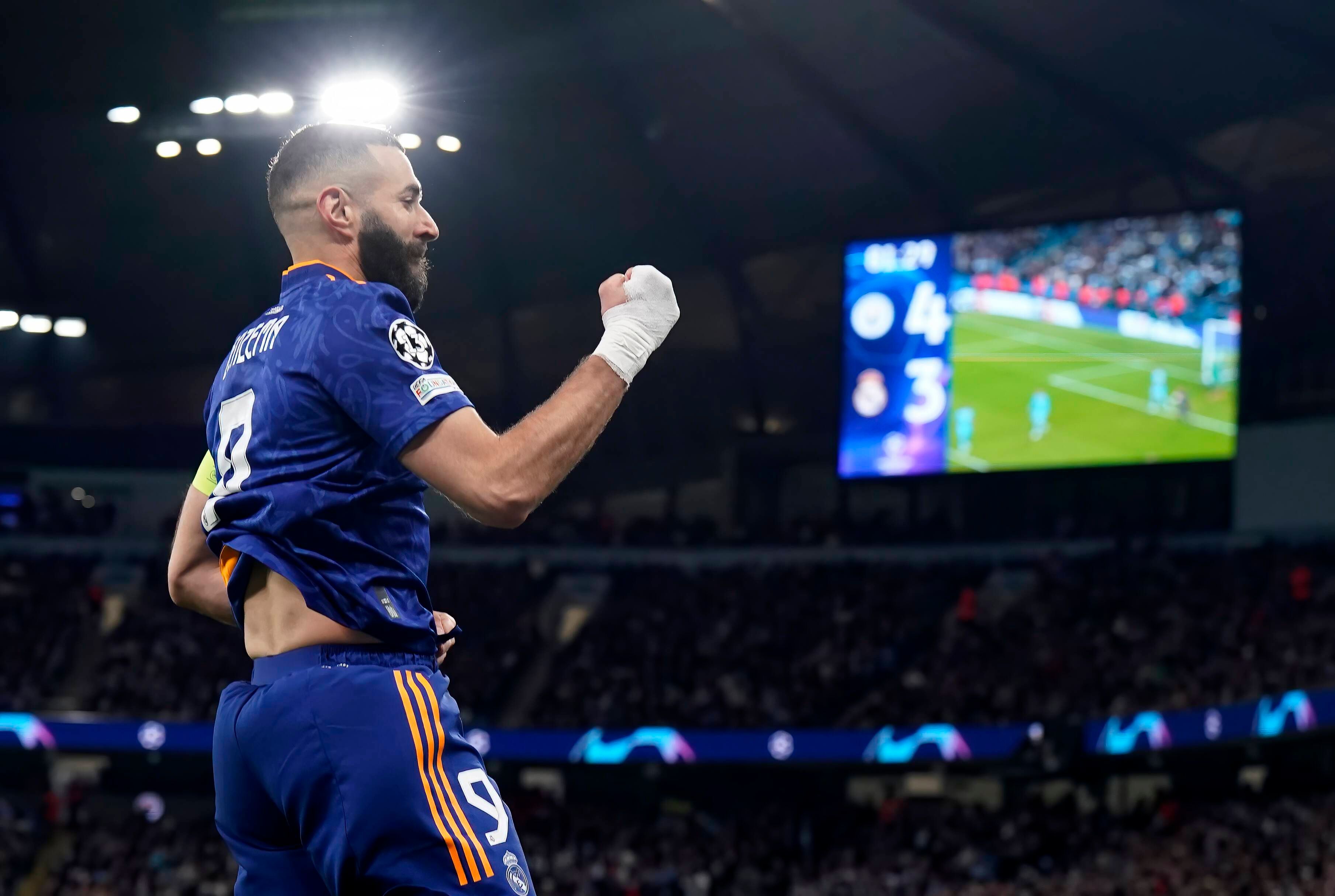 Benzema celebra el 4-3 definitivo del Manchester City-Real Madrid