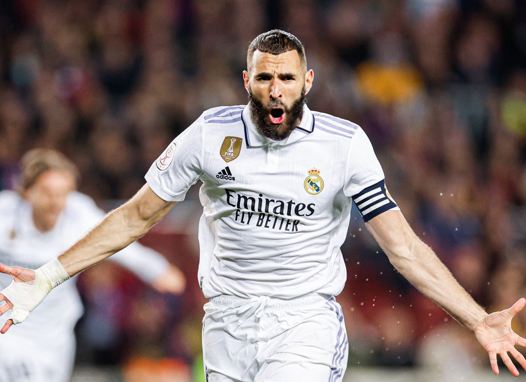Benzema celebra uno de sus goles al Barça (Foto: RM).