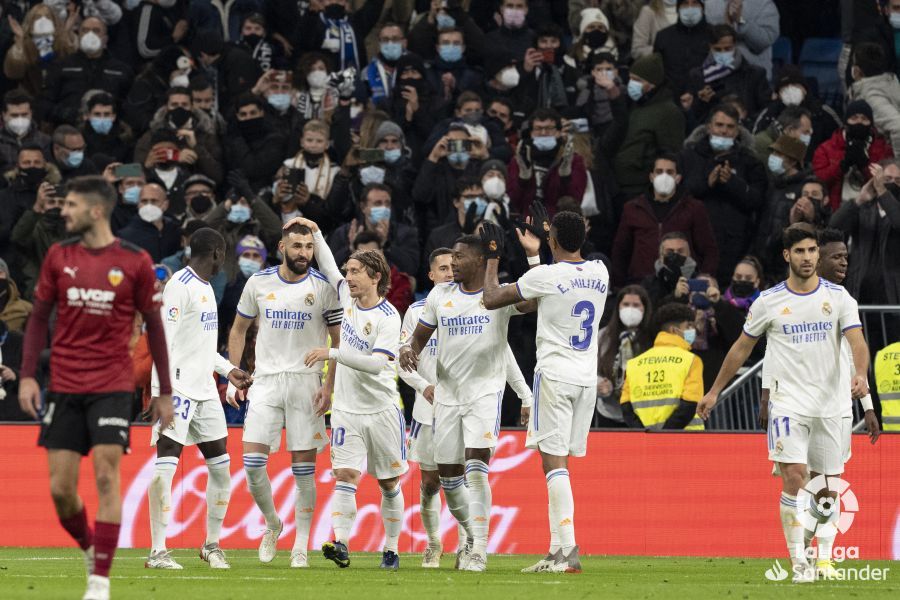 Benzema marca de penalti, uno de los robos del Valencia sufridos en el Bernabéu