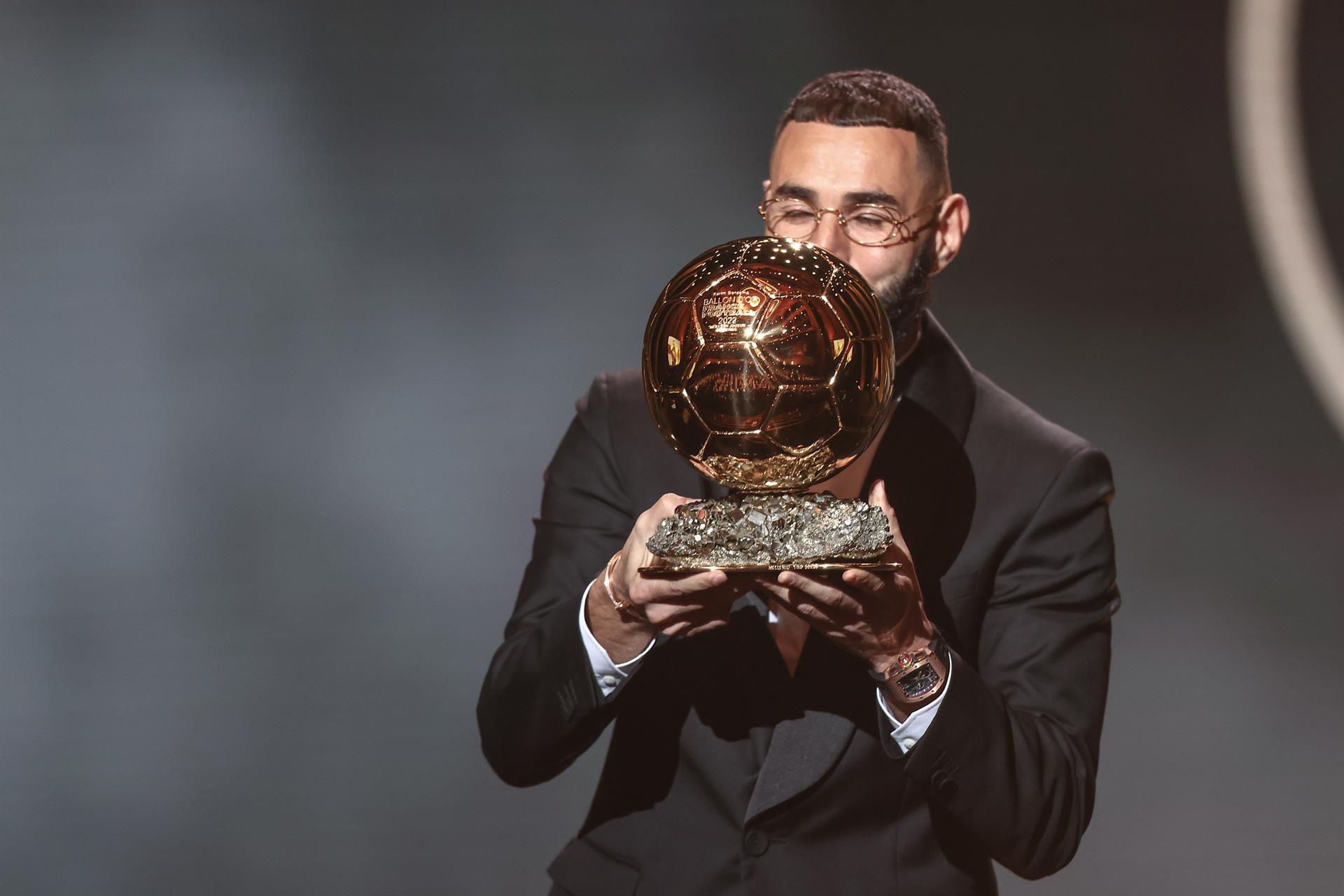 Benzema posa con su trofeo en el Balón de Oro 2022 (FOTO: EFE).k
