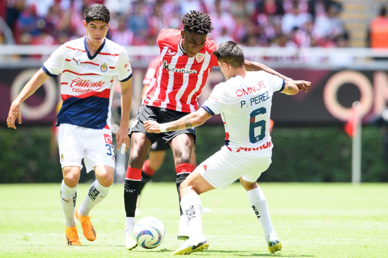  Junior Bita pelea ante las Chivas en el primer amistoso de México.