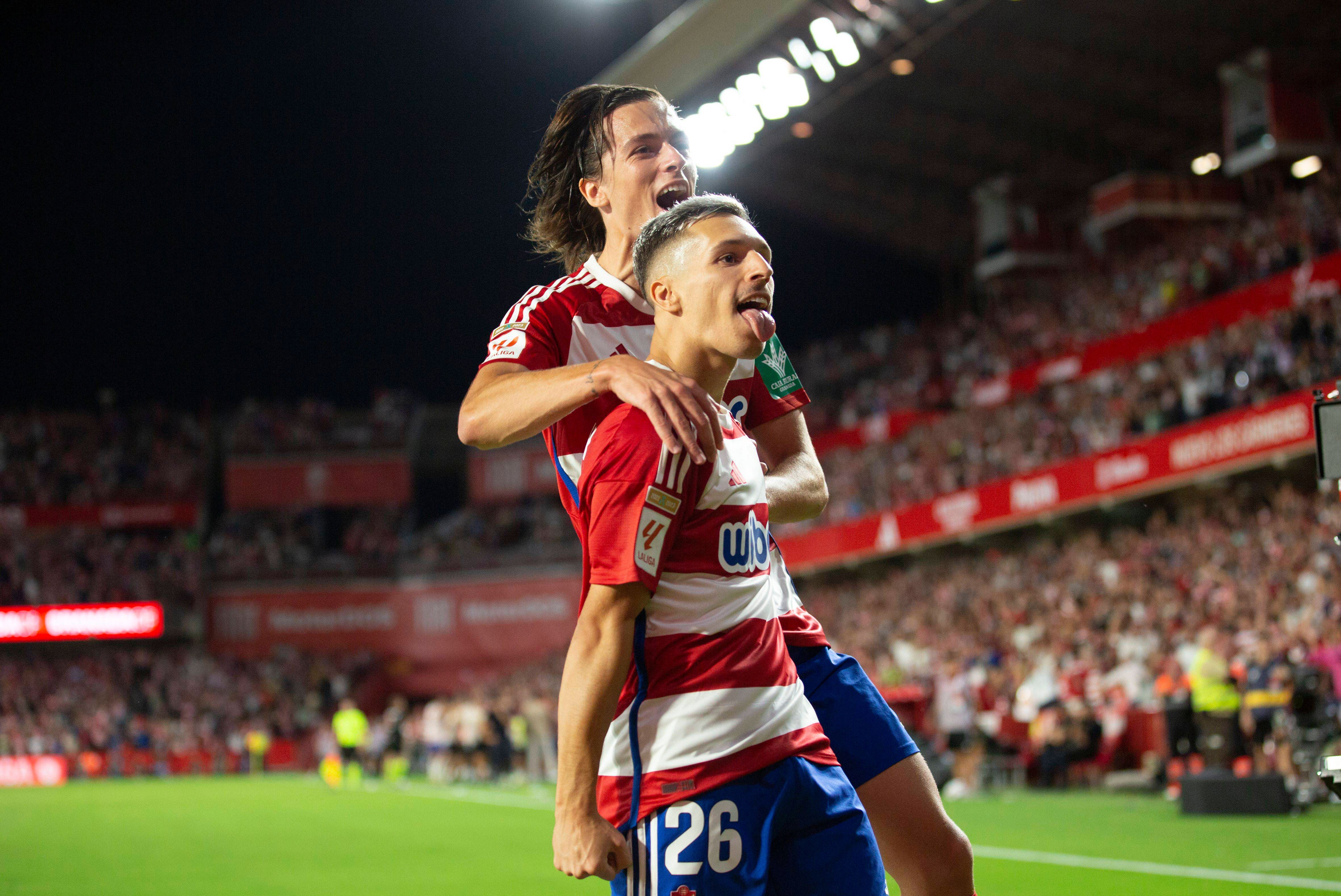  Bryan Zaragoza celebra uno de sus goles en el Granada-Barcelona.