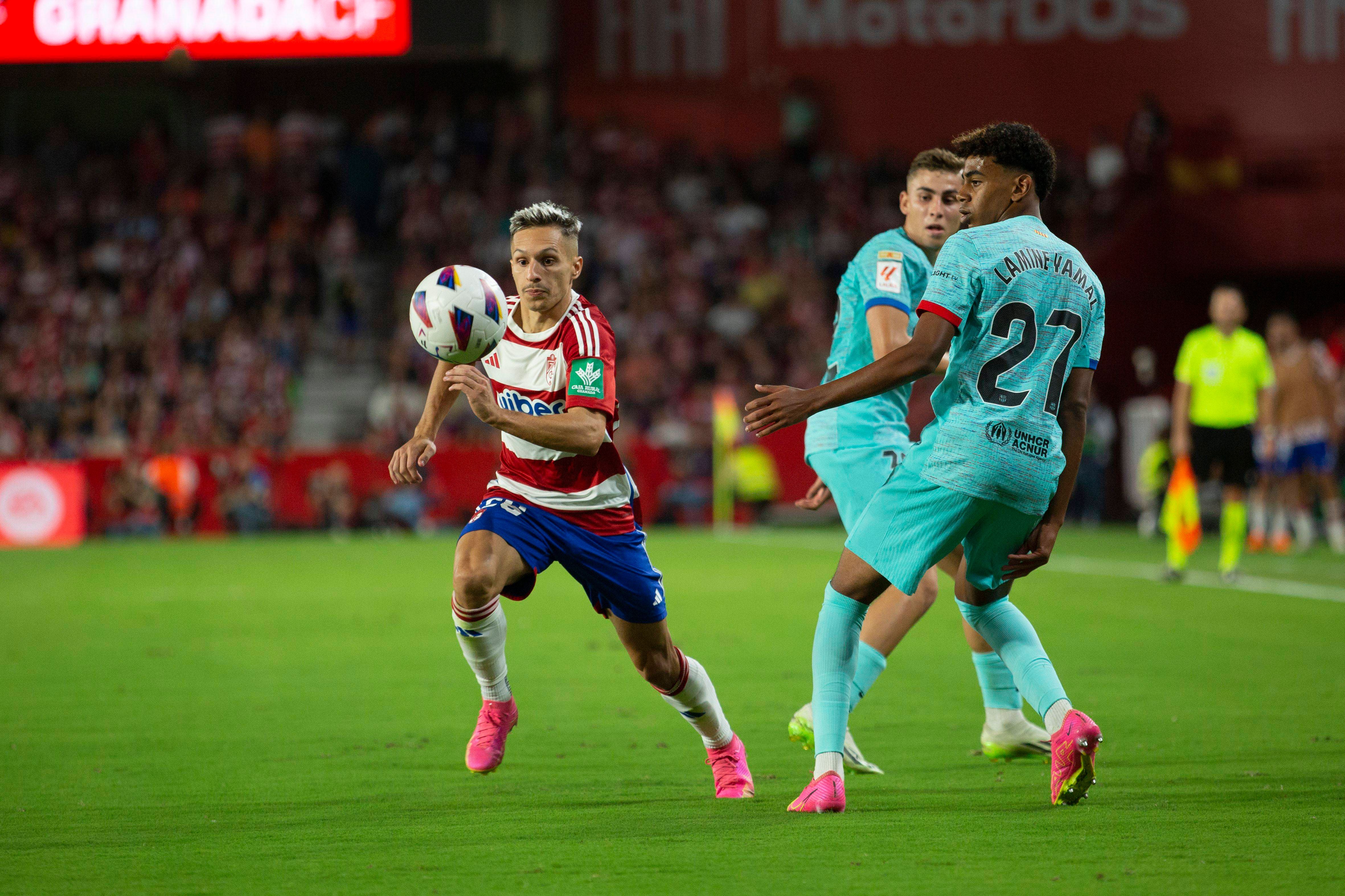  Bryan Zaragoza encara a Lamine Yamal en el Granada-Barcelona.