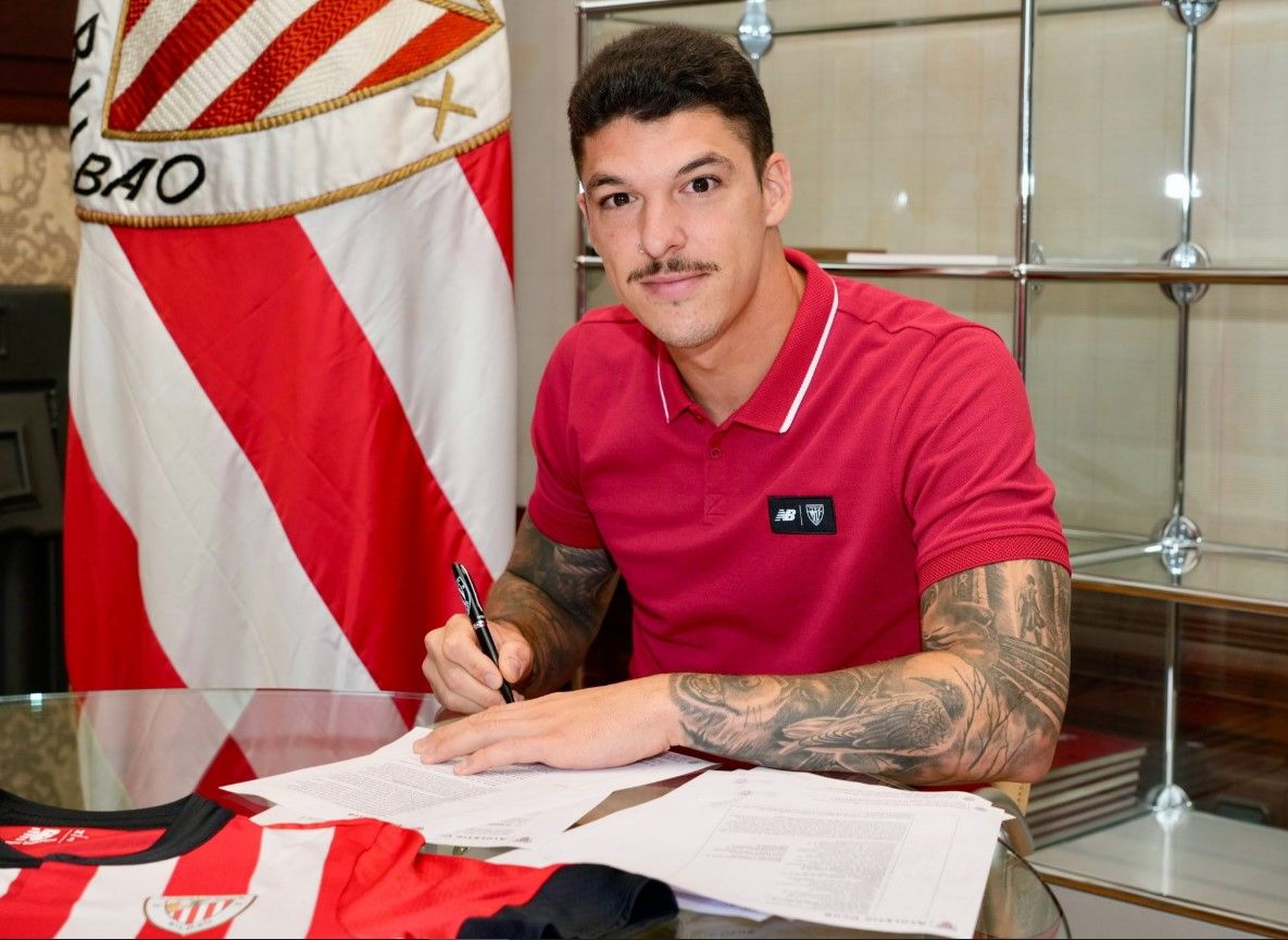 Capa firma su nuevo contrato con el Athletic.
