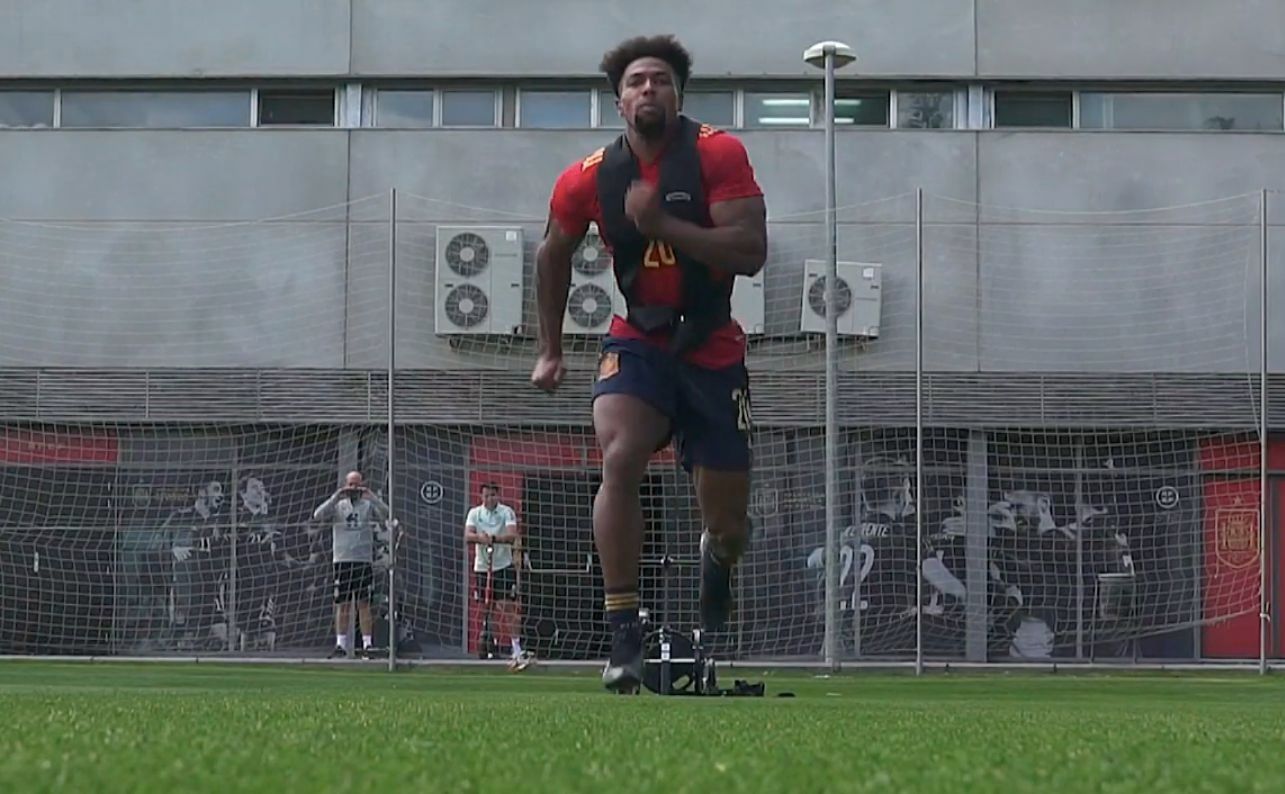 Adama Traoré ejercitándose en la Ciudad del Fútbol de Las Rozas.