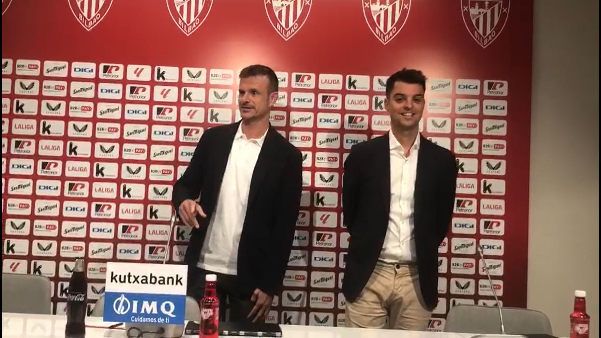  El presidente del Athletic Club, Jon Uriarte, y Mikel González, atienden a la prensa en Lezama.