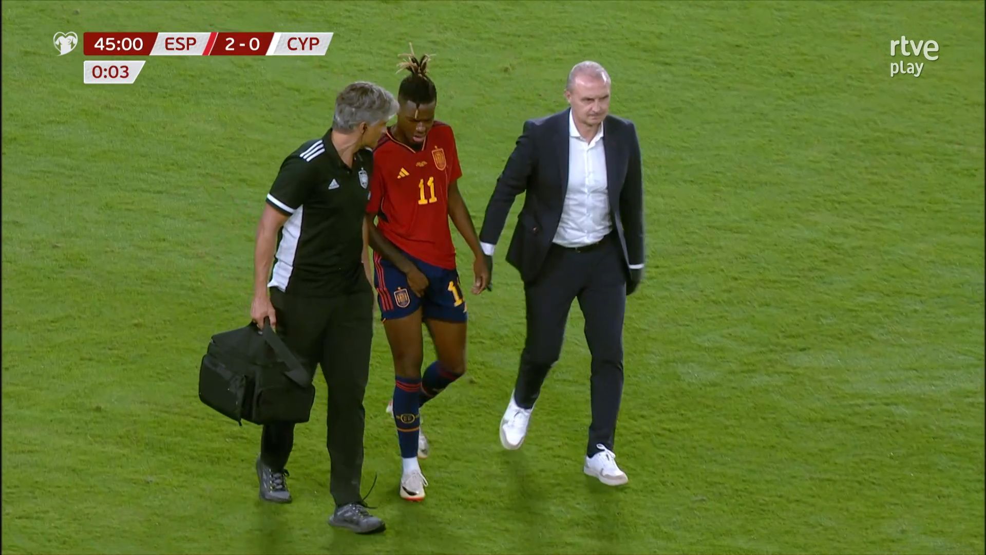  El compañero de banda de Imanol en el Athletic Club, Nico Williams se retiraba lesionado en el España-Chipre de Granada.