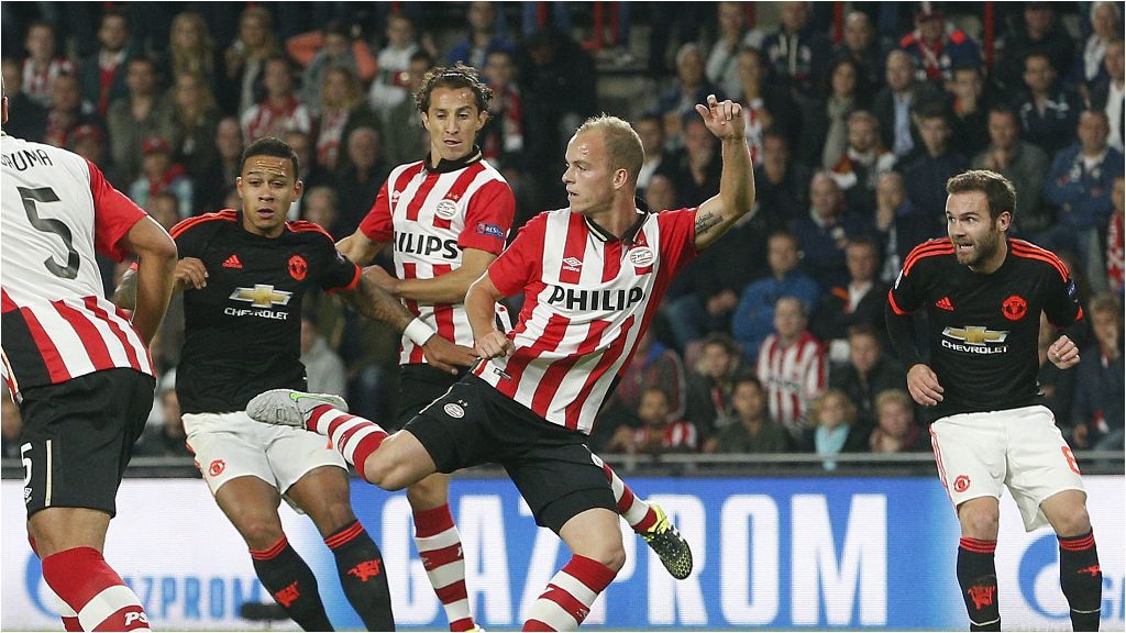 Guardado, con el PSV, disputa un balón entre Memphis Depay y Juan Mata en 2015.