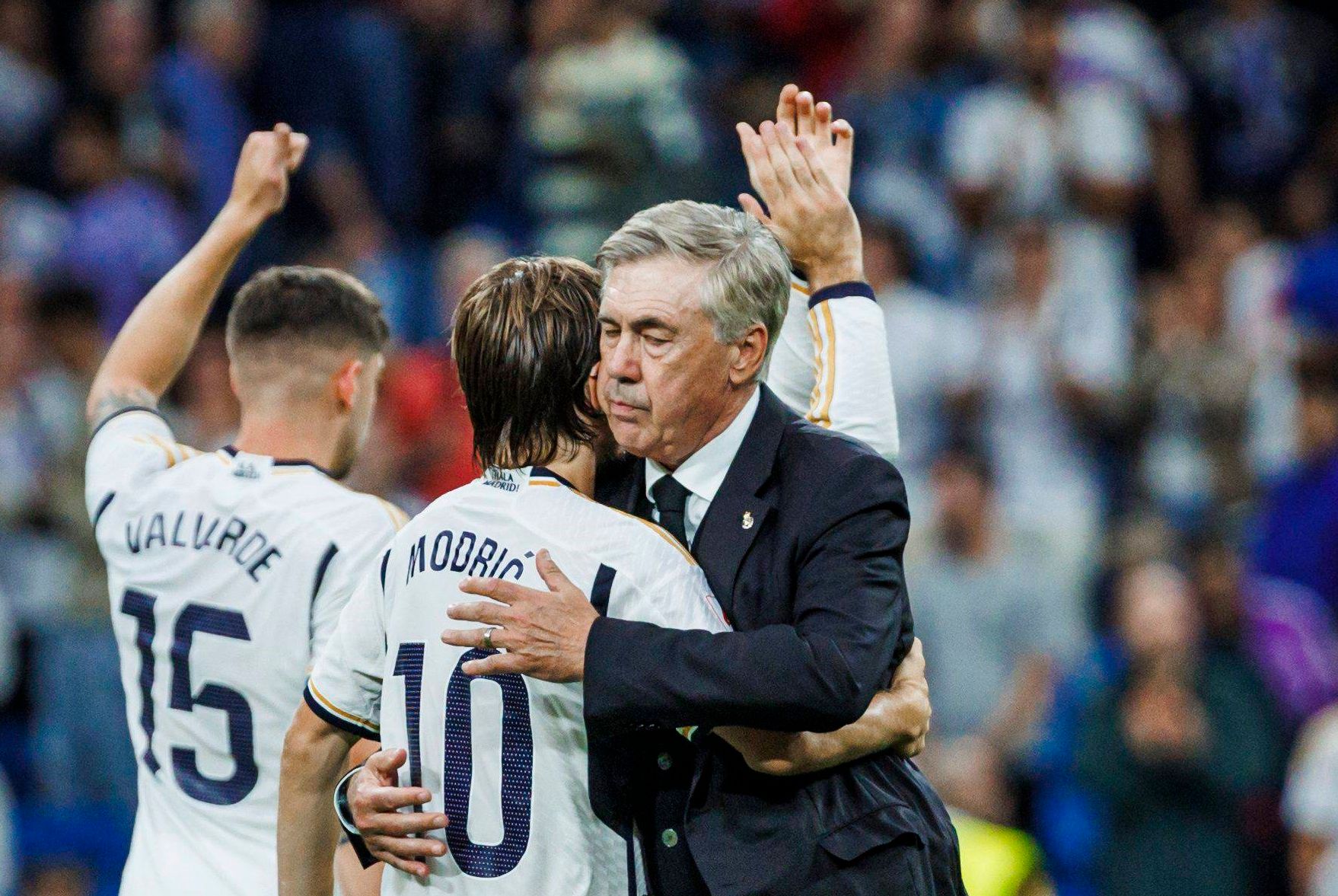  Carlo Ancelotti da un abrazo a Luka Modric después del Real Madrid-Getafe.
