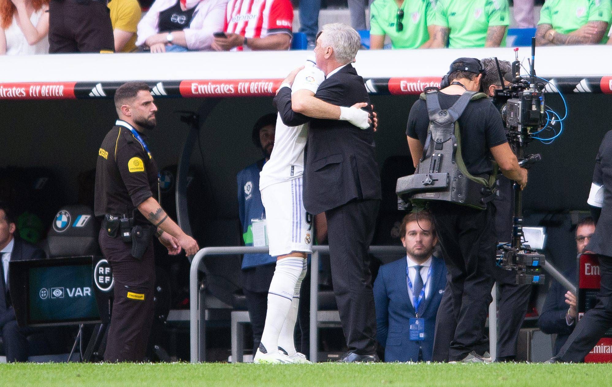  Abrazo entre Carlo Ancelotti y Karim Benzema.