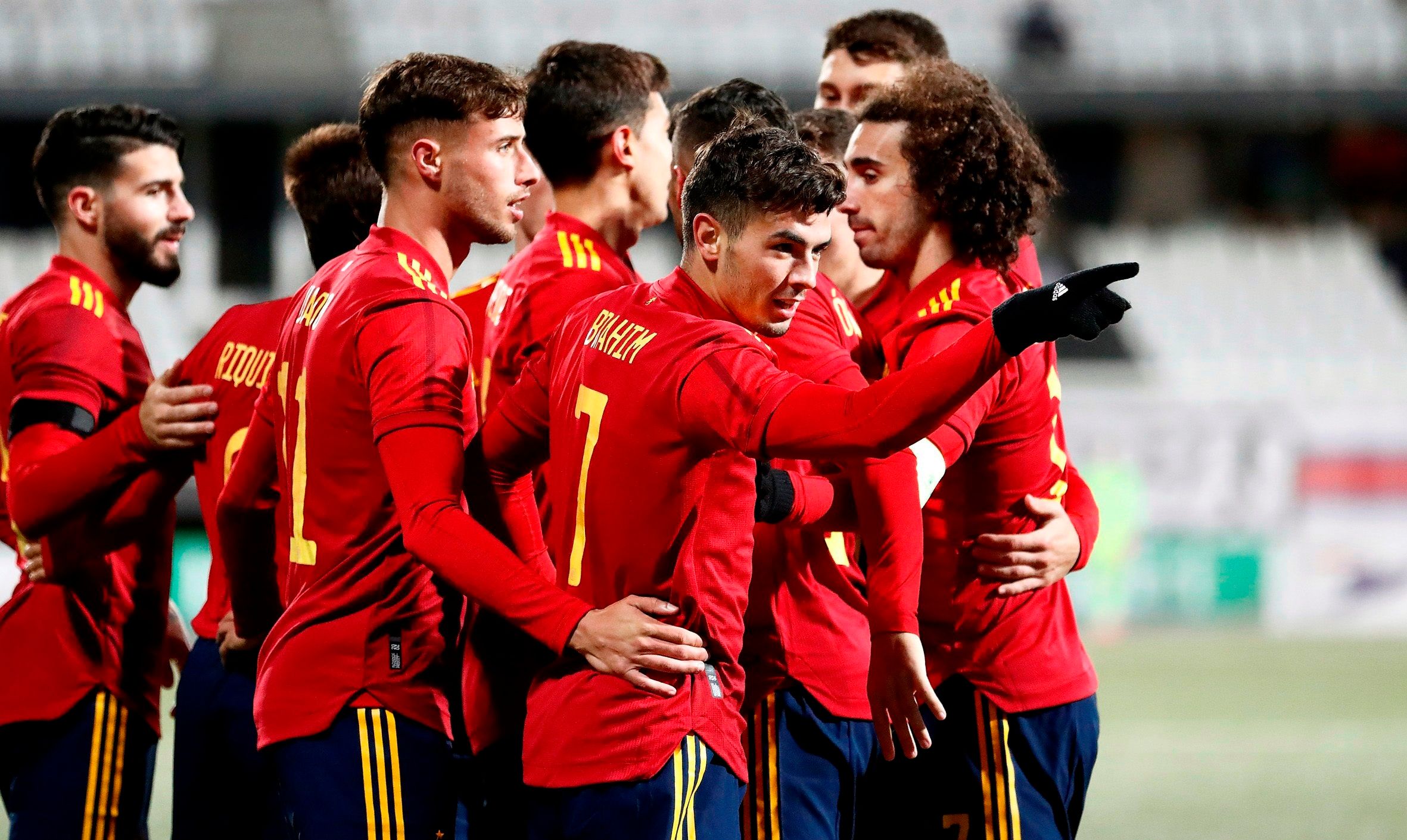 Brahim Díaz celebra uno de los goles con sus compañeros en la selección española (FOTO: EFE).
