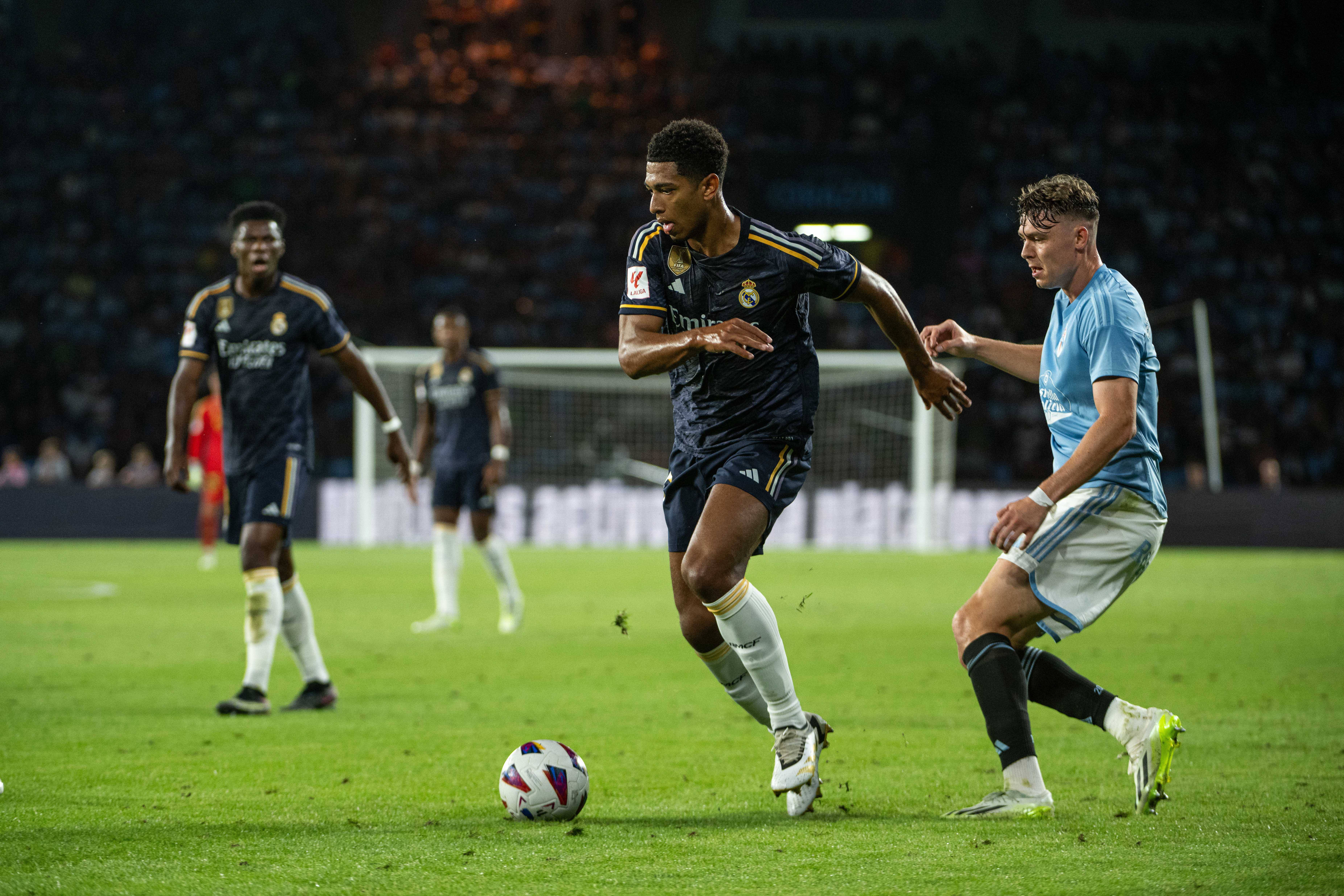 Jude Bellingham controla un balón en el Celta-Real Madrid.
