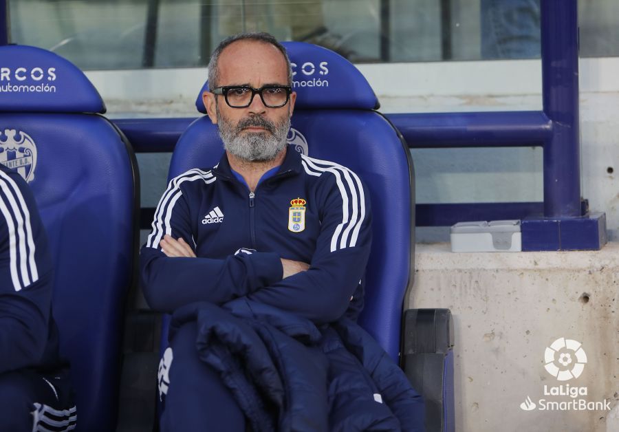  Cervera, en el banquillo del Oviedo en el Ciutat de Valencia.