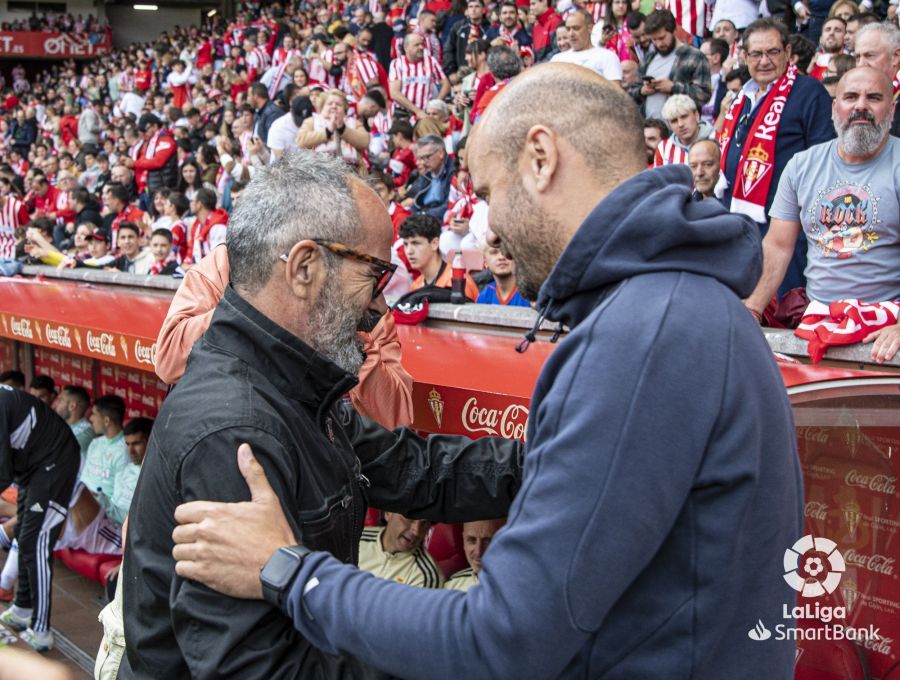  Cervera saluda a Miguel Ángel Ramírez antes del derbi.