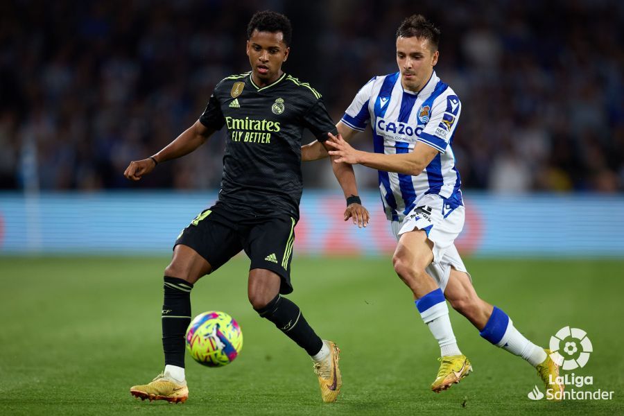 Gorosabel presiona a Rodrygo en el Real Sociedad - Real Madrid.