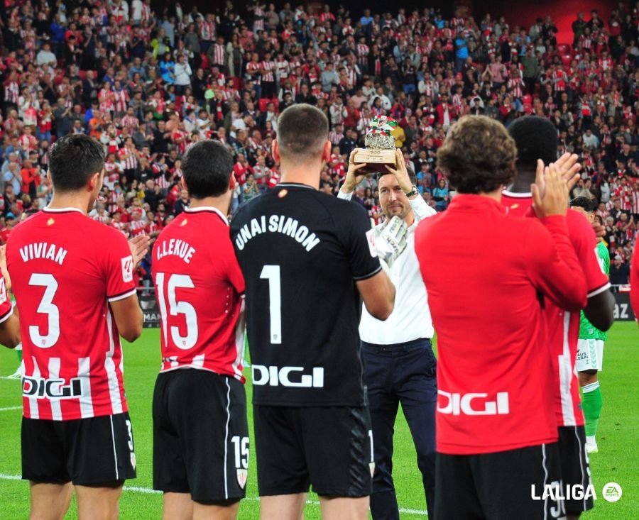  Óscar De Marcos recibe su homenaje antes del Athletic Club - Real Betis.