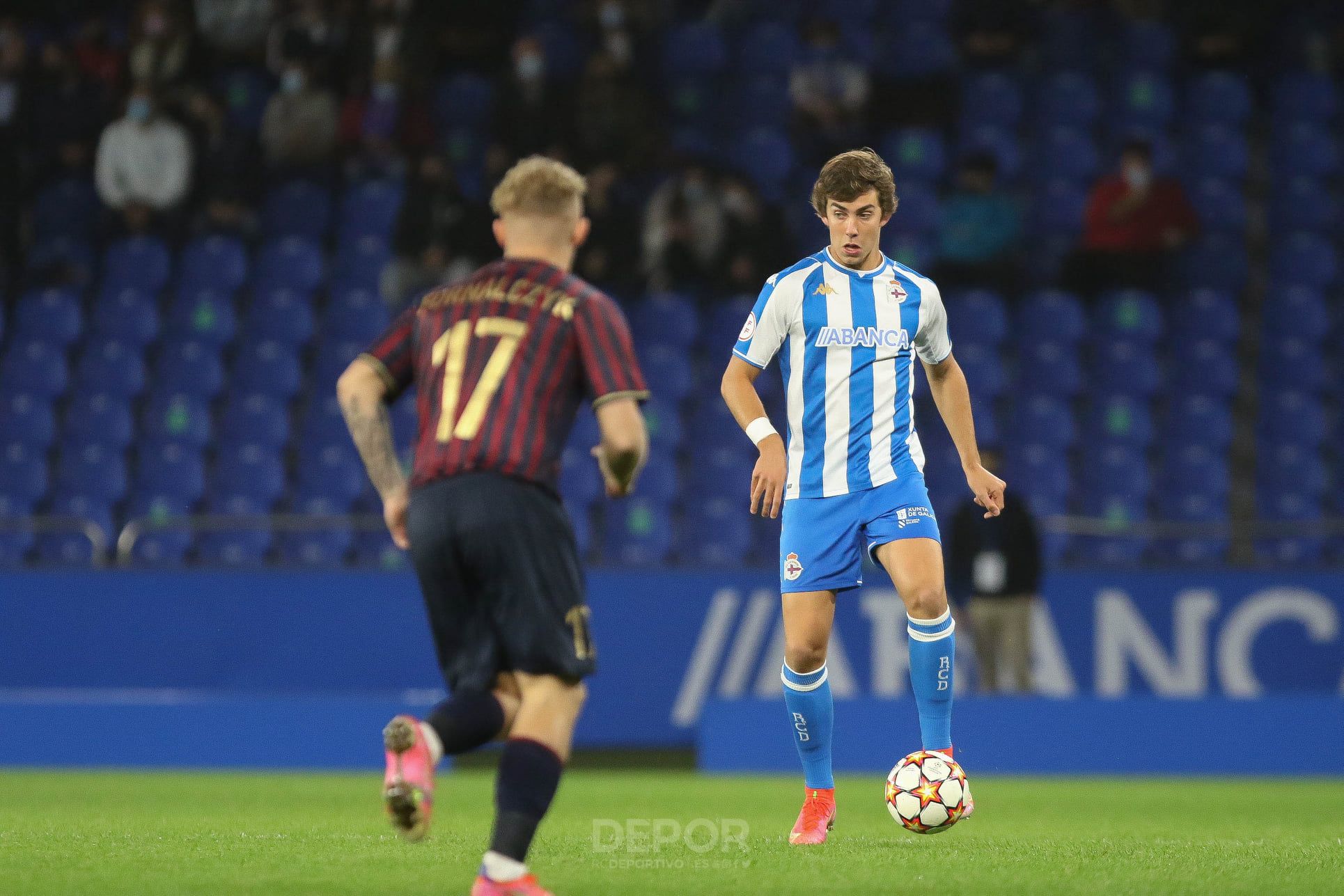  Barcia ante un futbolista del Pogon en la UEFA Youth League.