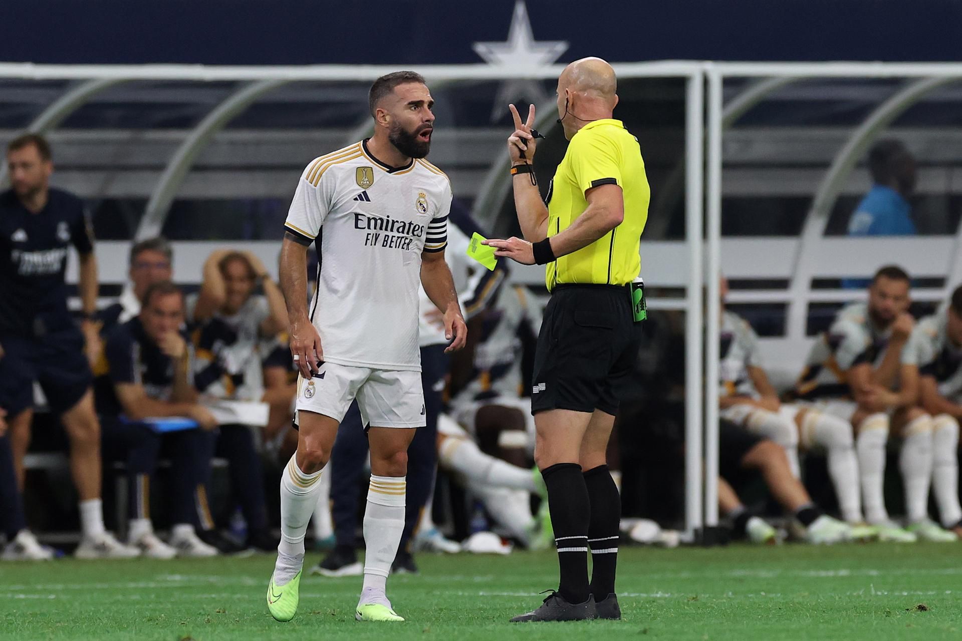 Dani Carvajal recibiendo una tarjeta amarilla en el Clásico.