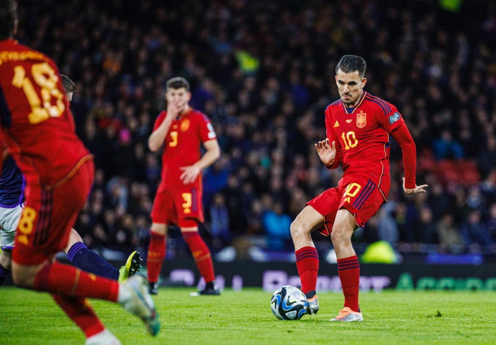 Dani Ceballos, durante el partido contra Escocia, se cae de entre los elegidos por Luis de la Fuente
