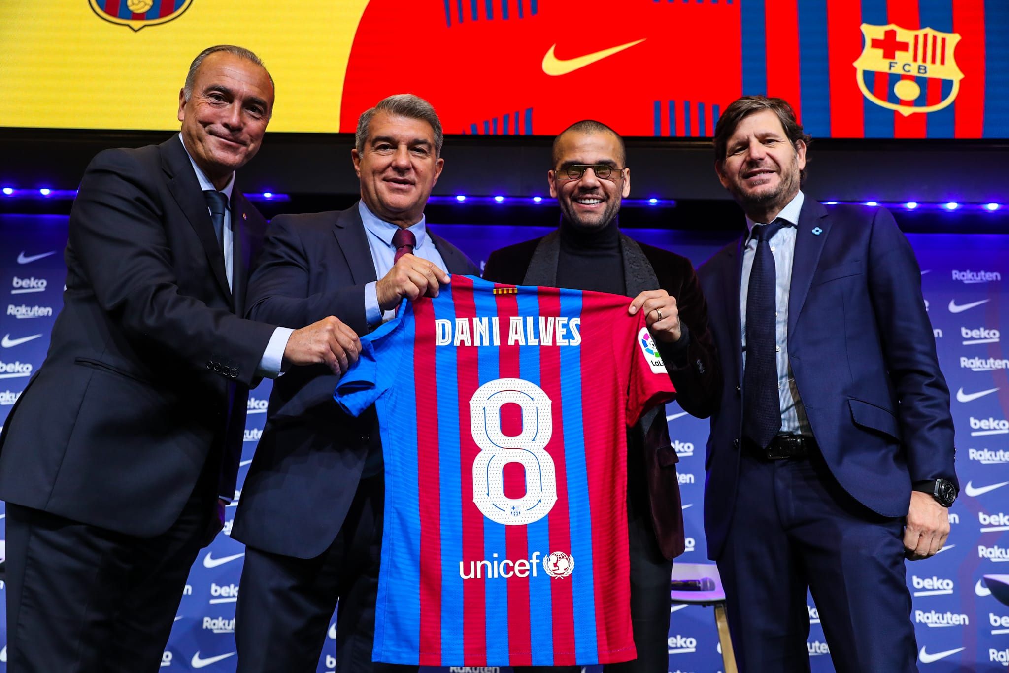 Dani Alves, presentado como nuevo jugador del Barcelona.