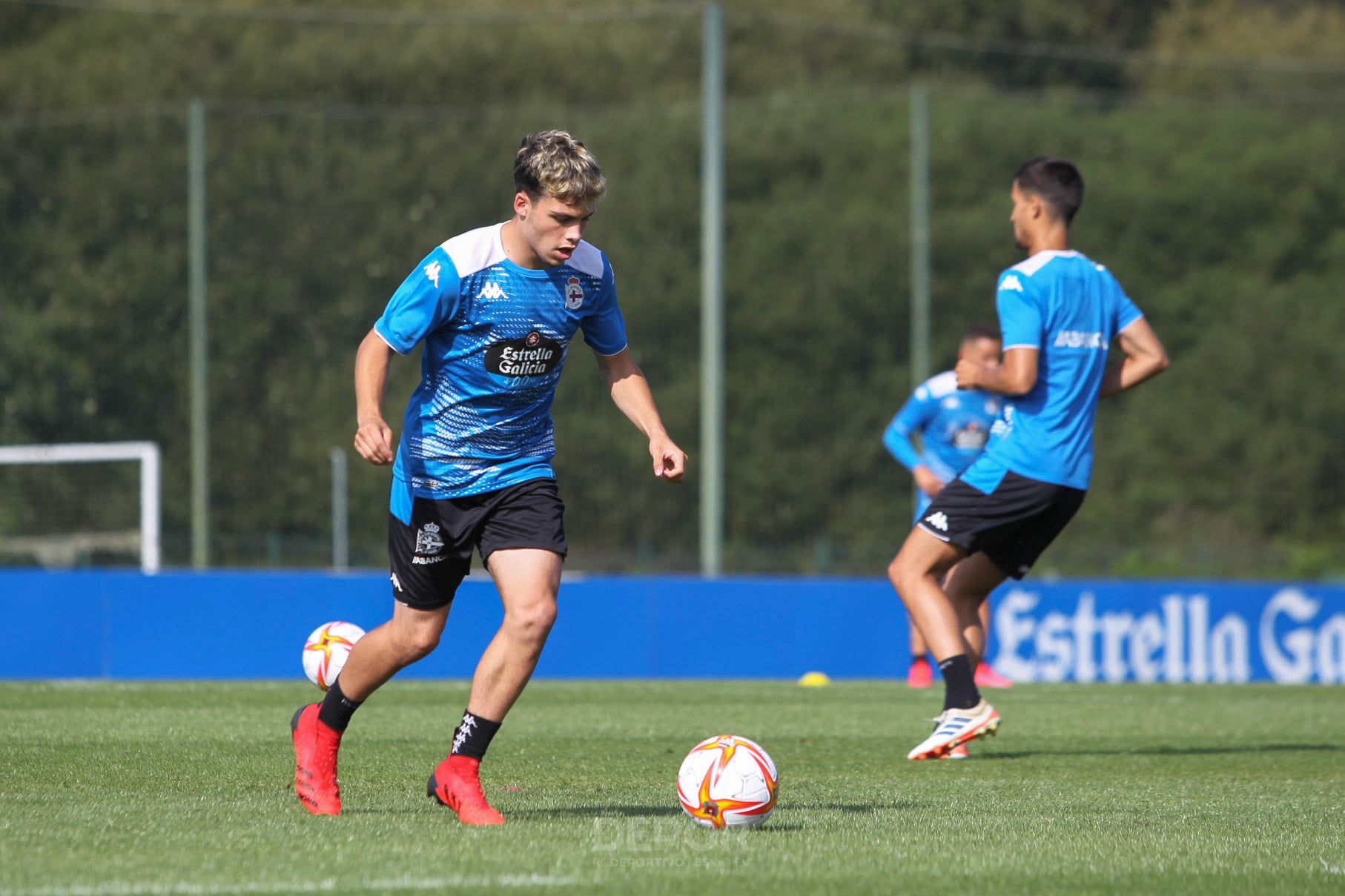 David Mella entrenando con el primer equipo del Deportivo en la 21/22.