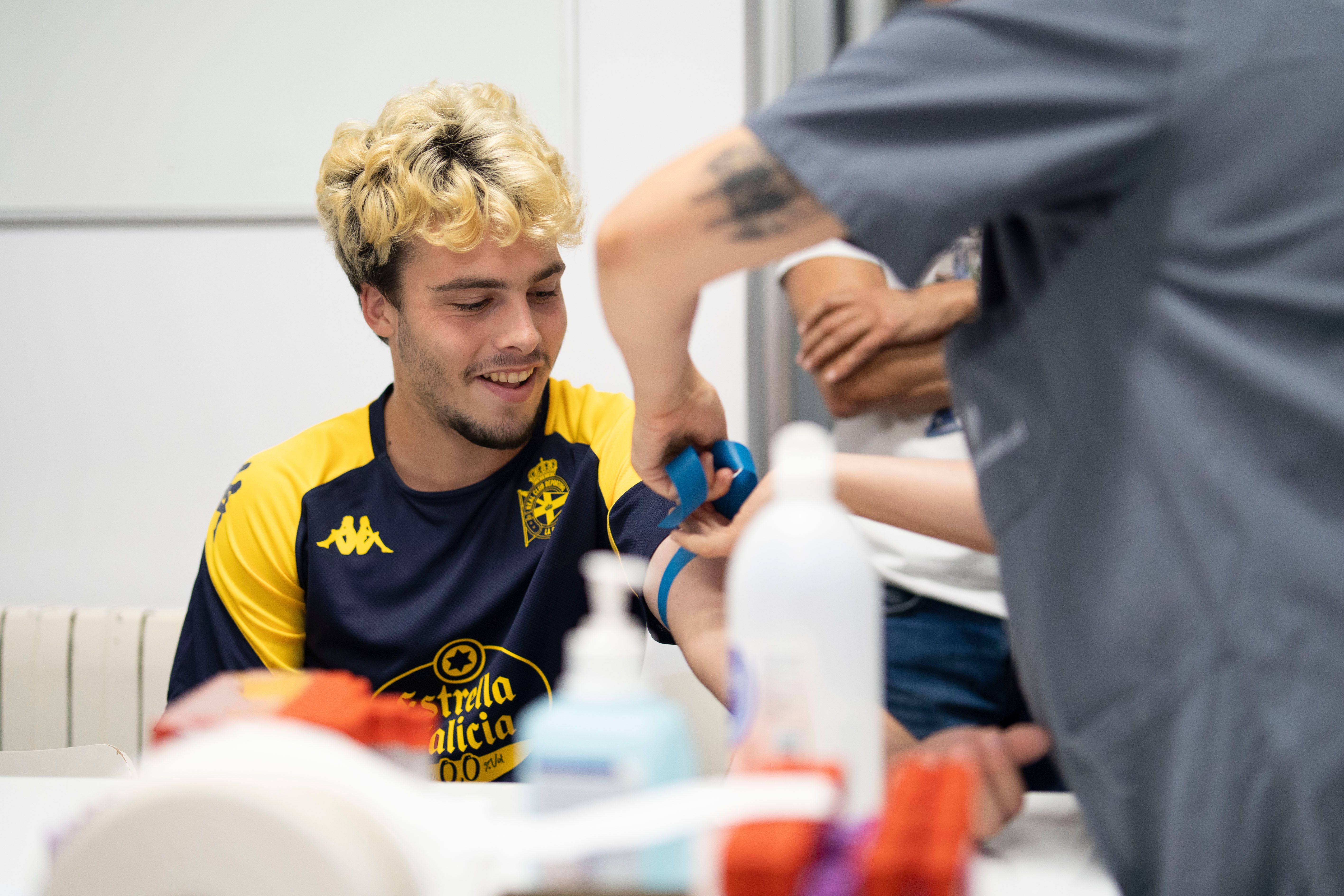  David Mella pasando las pruebas médicas esta mañana