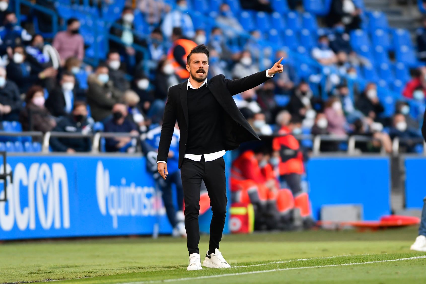  Rubén de la Barrera dirigiendo un partido del Dépor en Riazor.