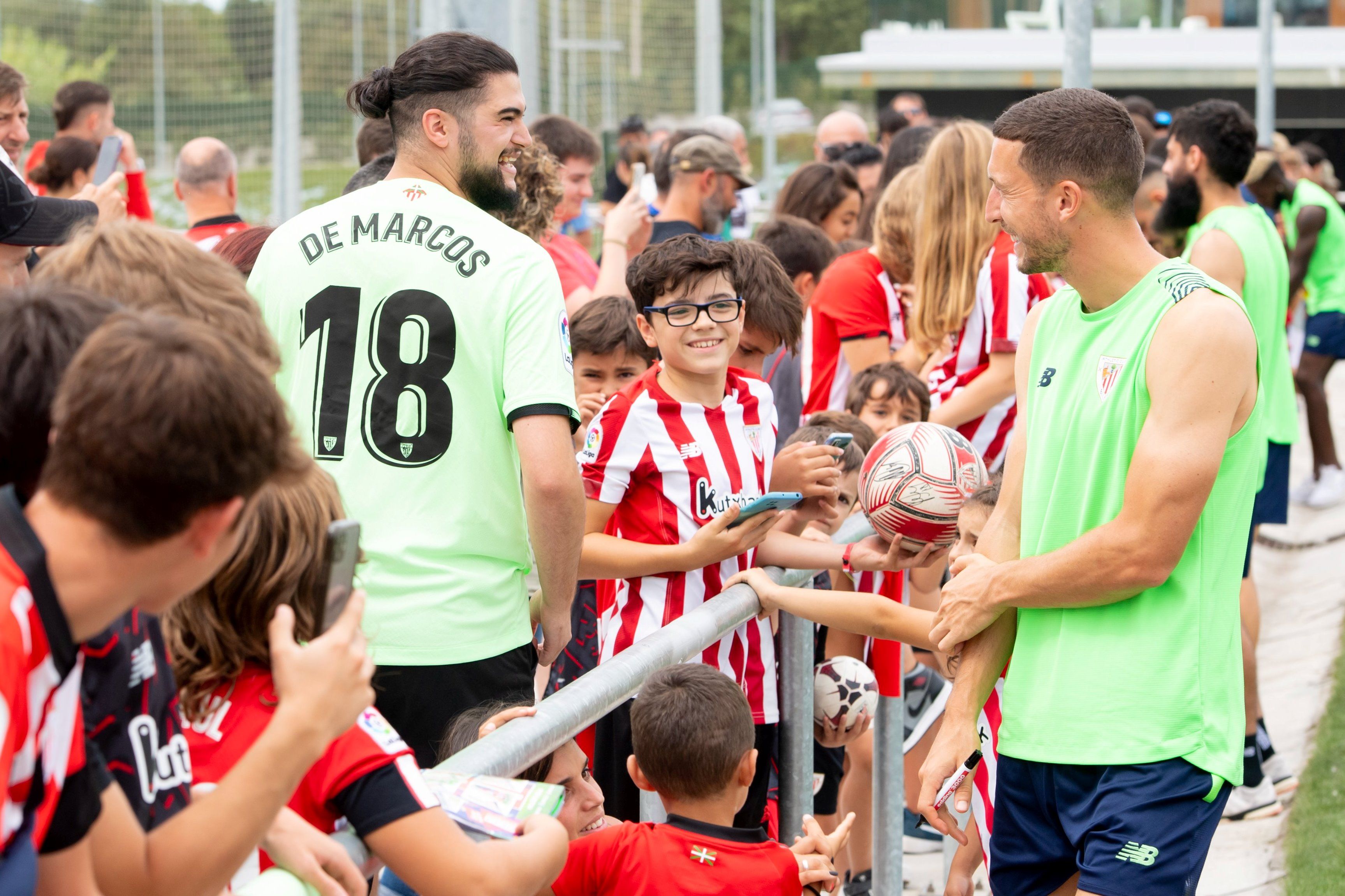  Oscar De Marcos habla con varios aficionados en Lezama.