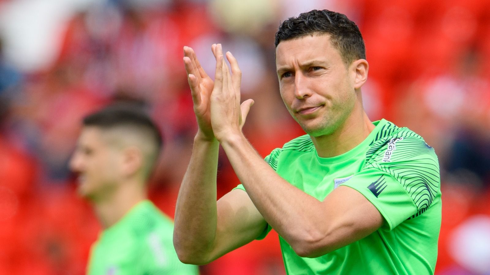  De Marcos calienta en el campo del Almería.