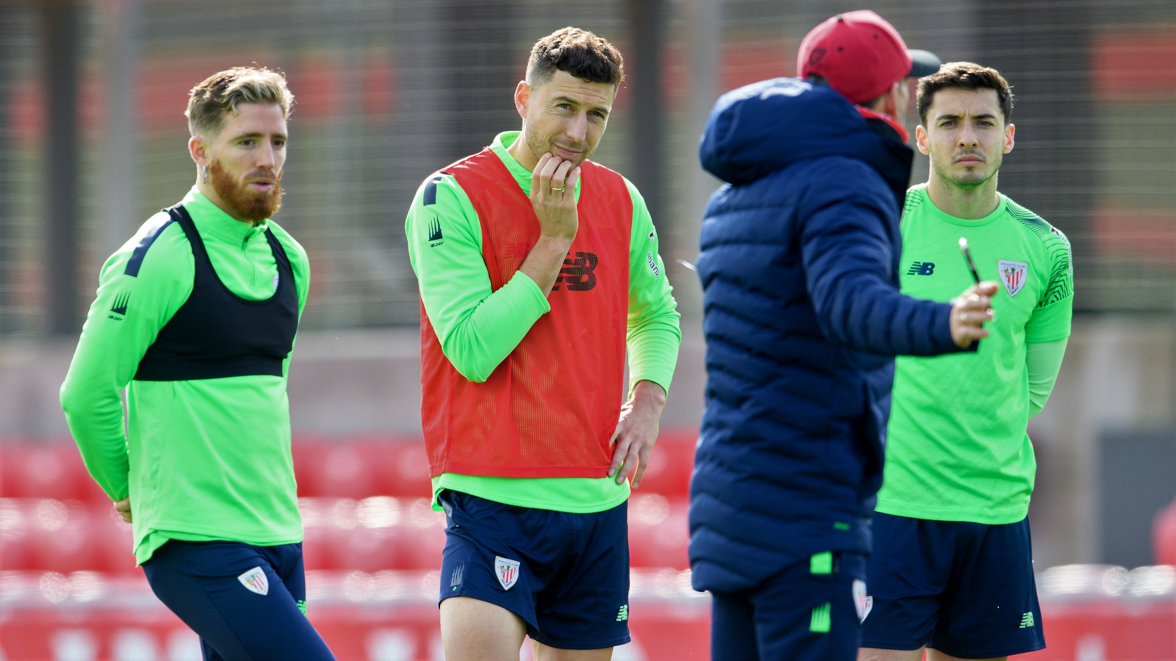  Iker Muniain, De Marcos y Oier Zarraga atienden a Ernesto Valverde en Lezama.