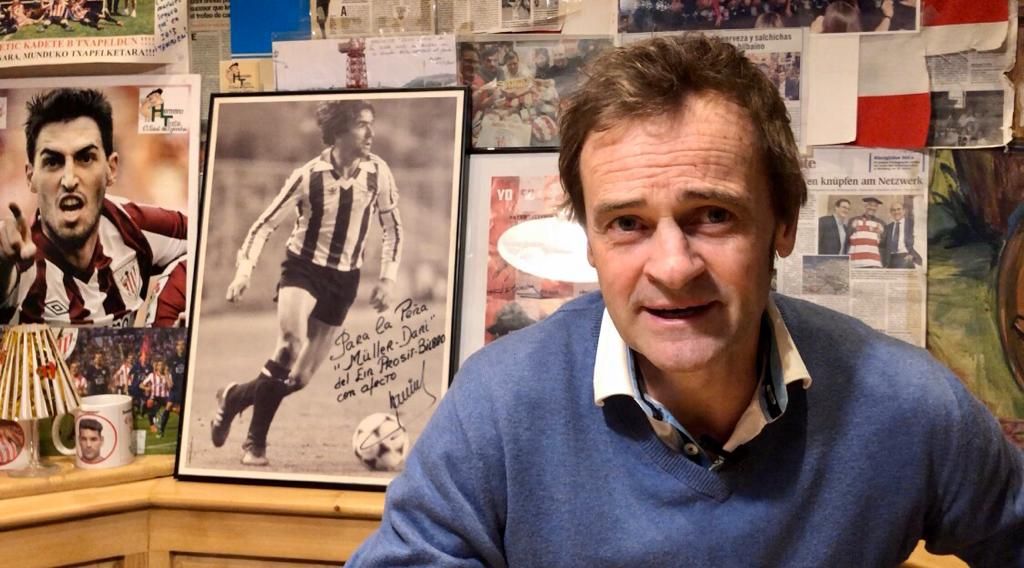  Edu Alonso atiende a ElDesmarque Bizkaia en el restaurante de losThate en Bilbao.