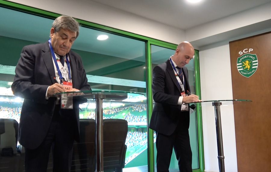 Rubiales, firmando la candidatura para el Mundial 2030.