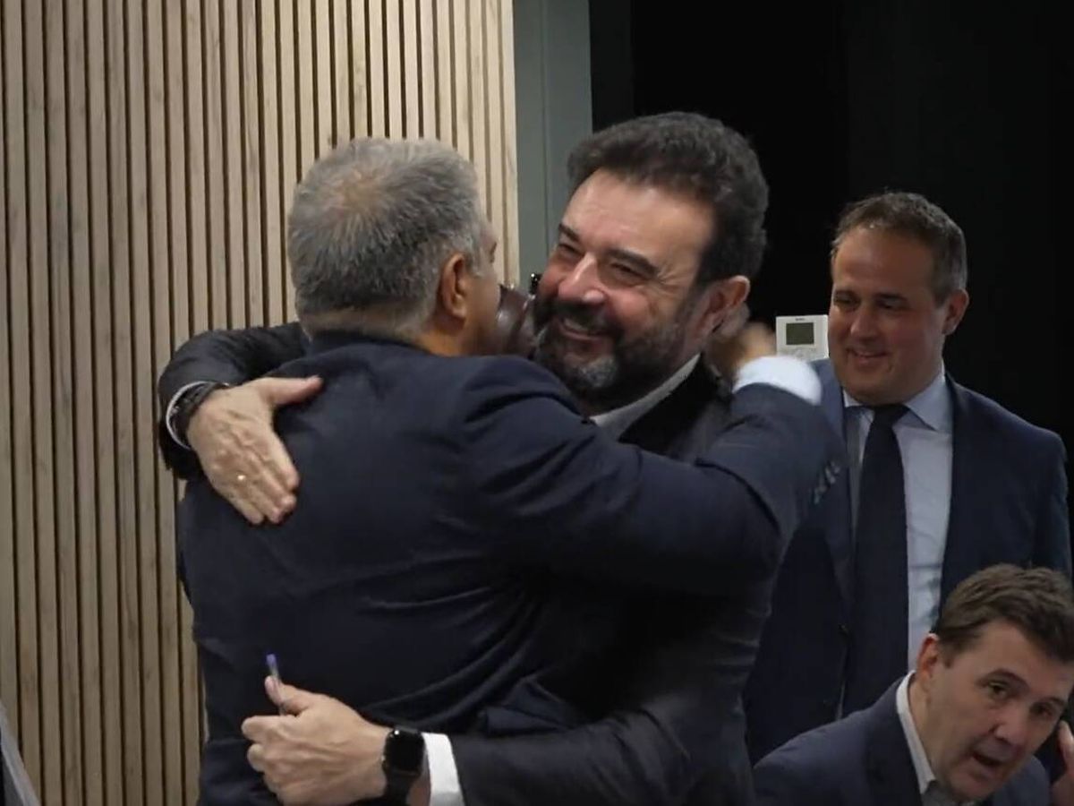  El abrazo entre Jose Ángel Sánchez y Laporta.