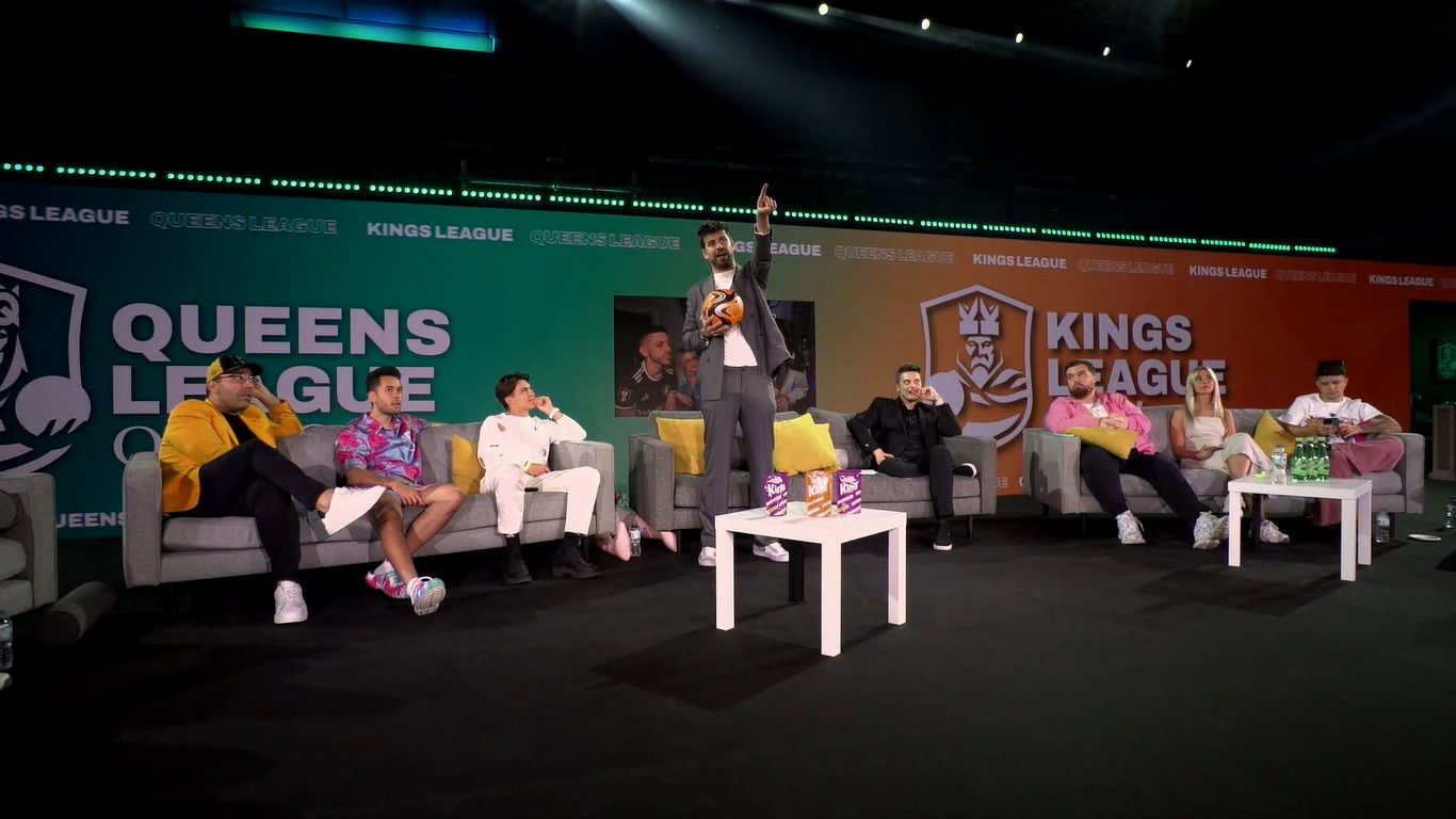  Piqué muestra el nuevo balón que aparecerá para el x2.