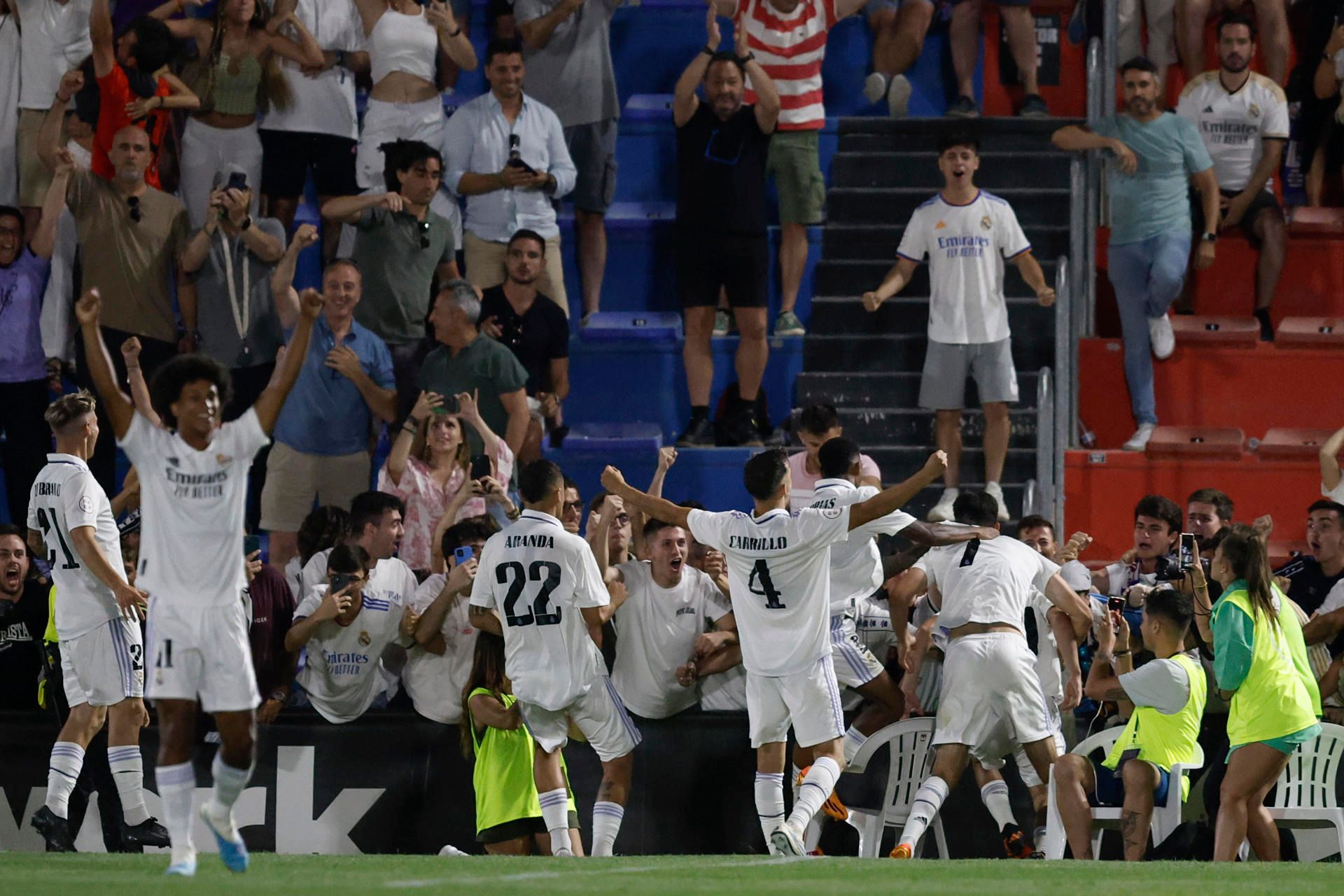  El Castilla celebrando el gol de Arribas al Eldense (EFE).