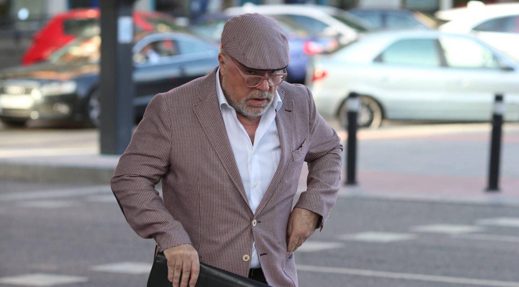 El comisario Villarejo, en la entrada a los juzgados.