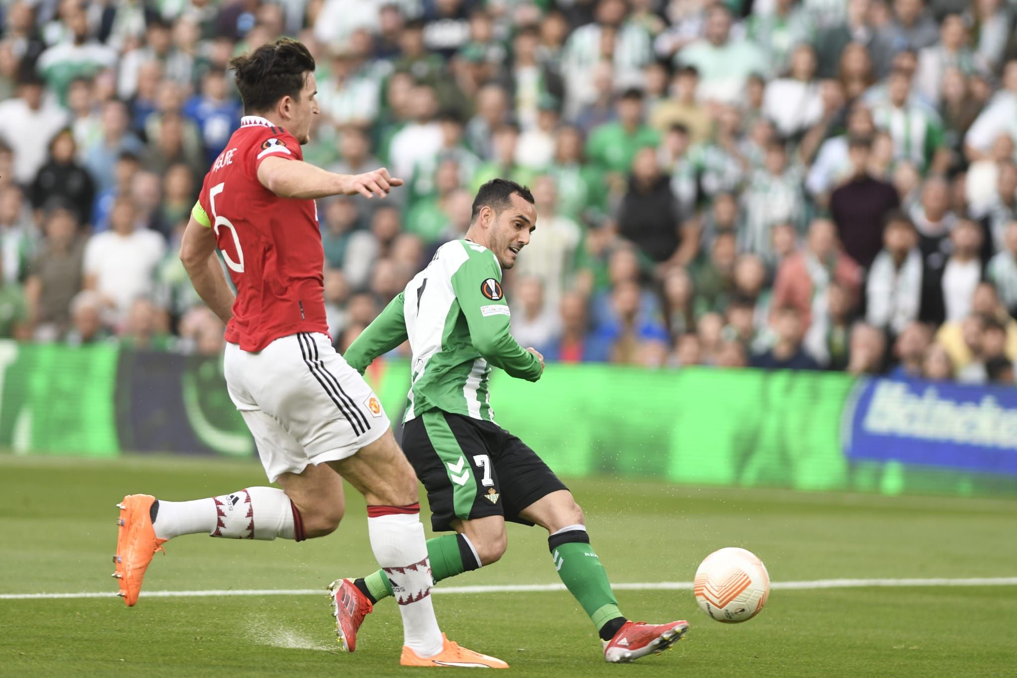 Juanmi falla ante McGuire una de las mejores ocasiones del Betis ante el Manchester.