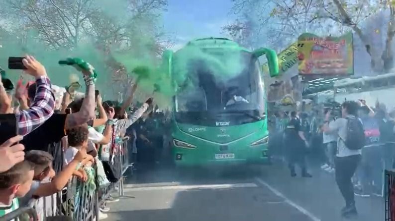  El recibimiento de la afición del Betis al equipo.