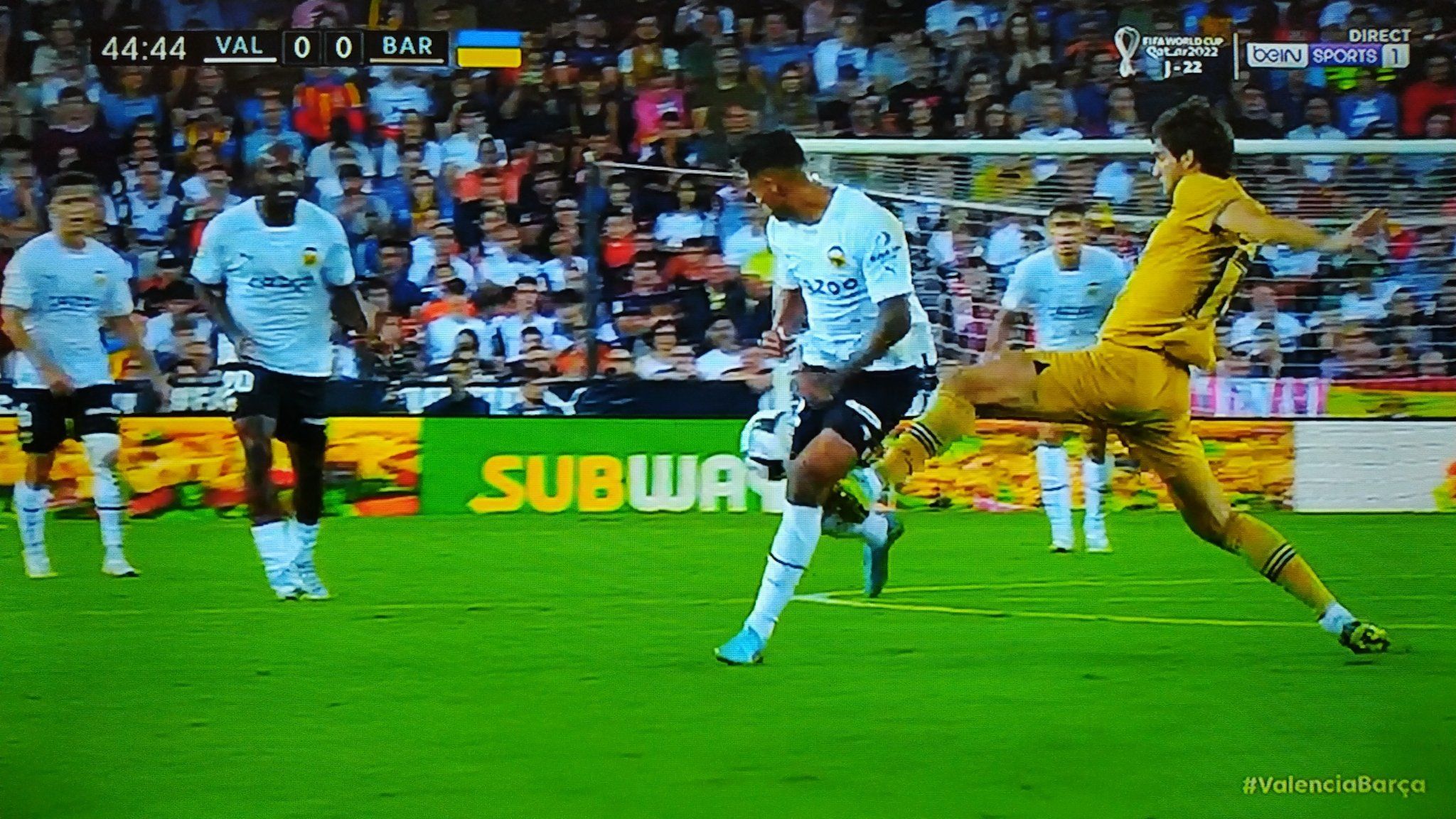  El VAR perdonó la expulsión a Marcos Alonso