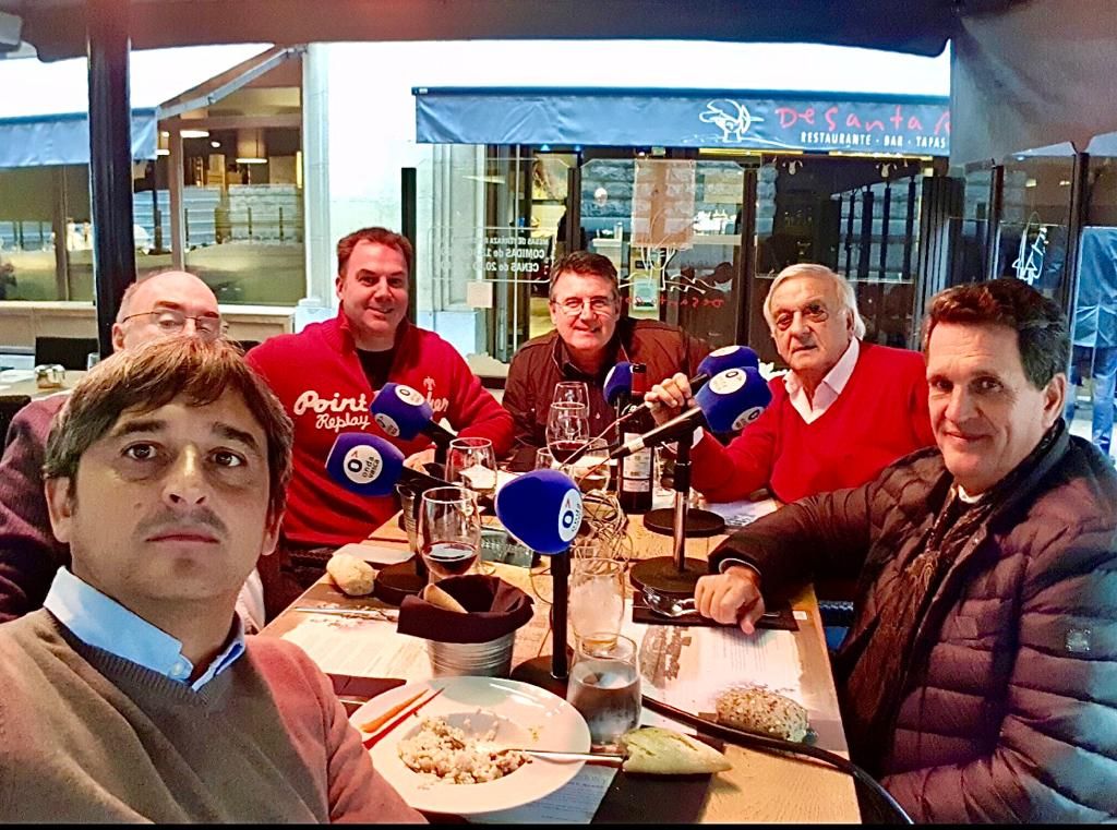  Juan Elejalde, sentado el primero por la derecha, en la tertulia radiofónica con Ricardo Moreno, Deme Eguia, etc...