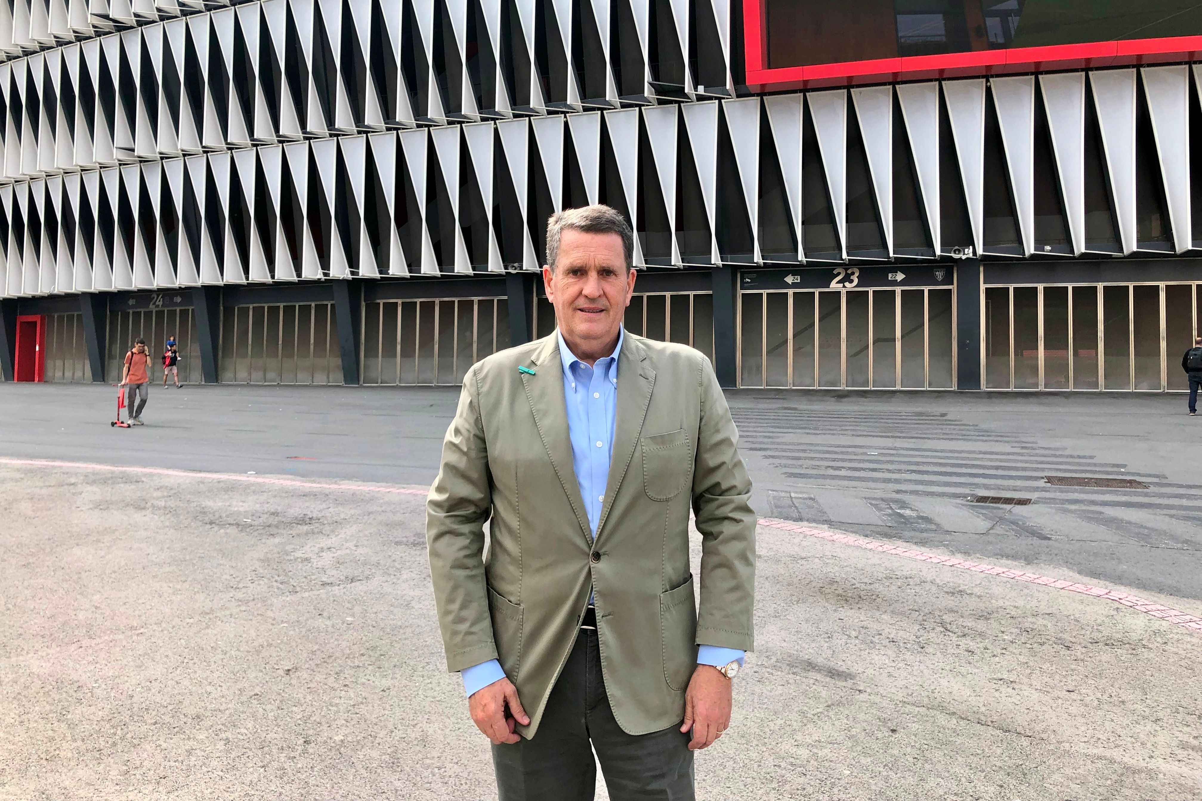 El exdirectivo del Athletic Club Juan Elejalde posa ante el campo de San Mamés.