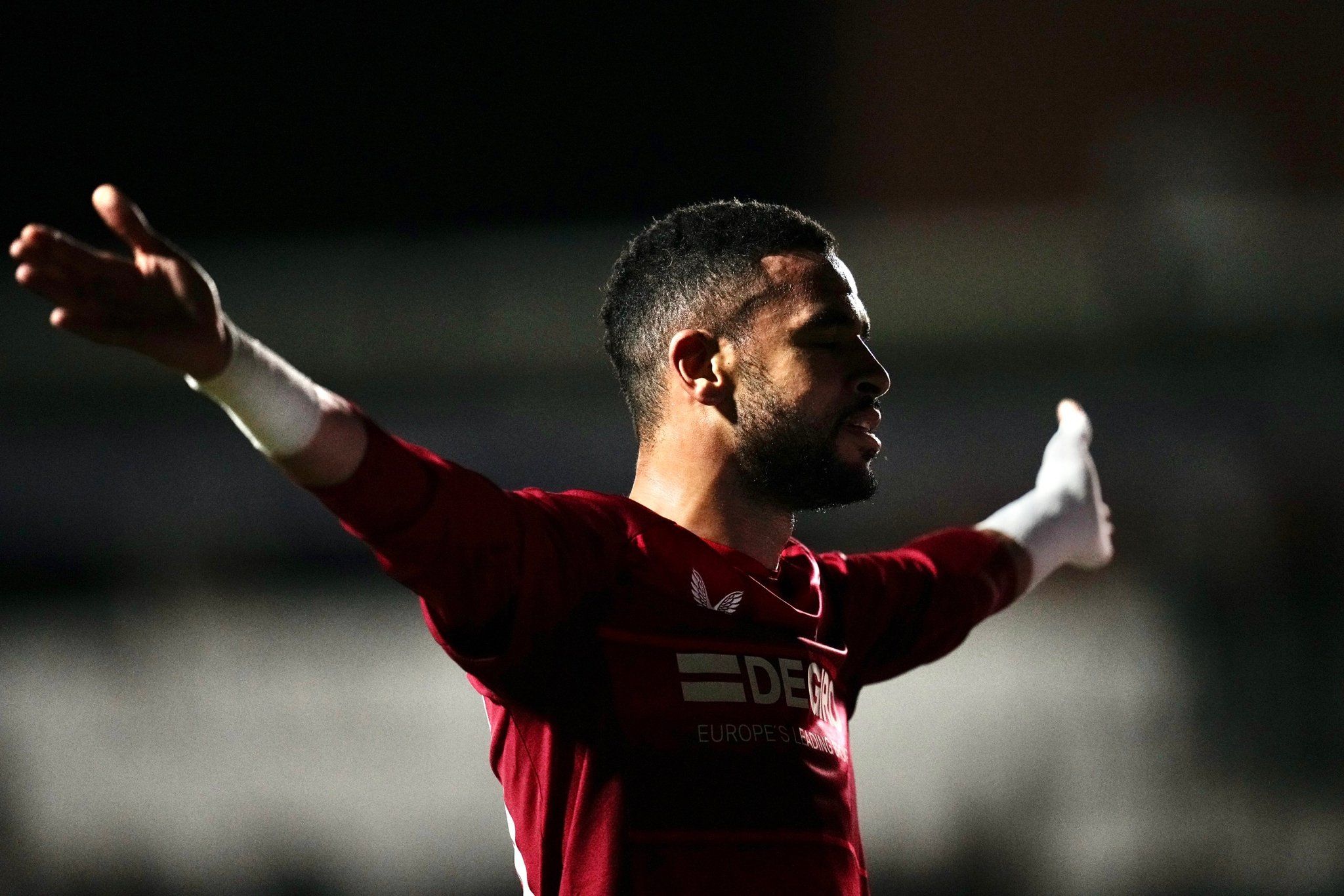 En Nesyri, celebrando uno de sus goles ante el Linares (Foto: SFC).
