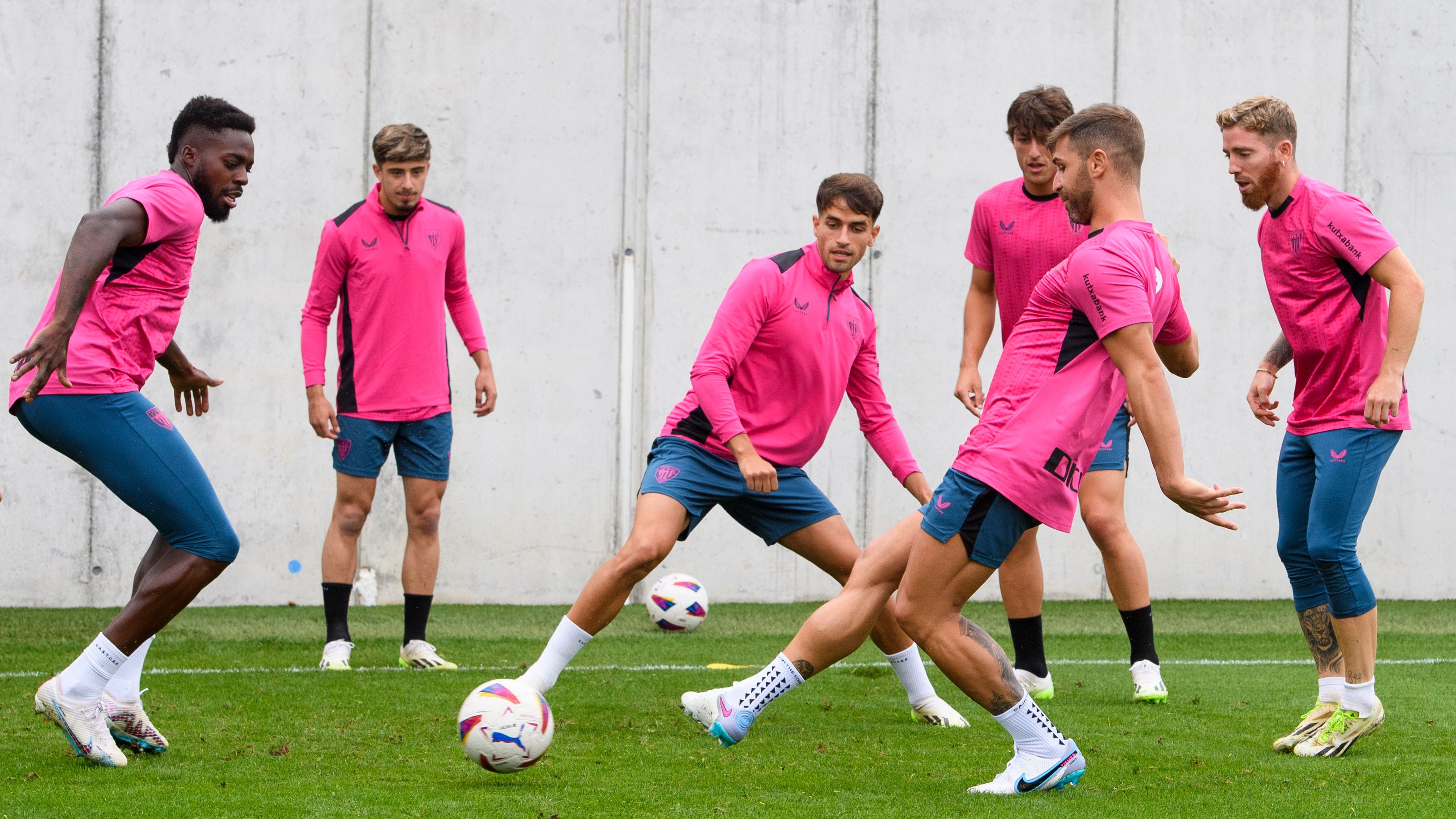 Iñaki Williams y Yeray Álvarez participan en el rondo de Lezama.