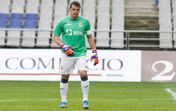  Esteban, en un partido con el Oviedo en la temporada 2014/2015.
