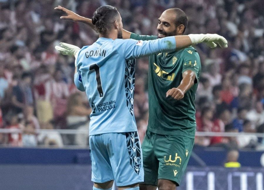 Fali celebra junto a Ledesma uno de los goles del Cádiz ante el Atlético de Madrid
