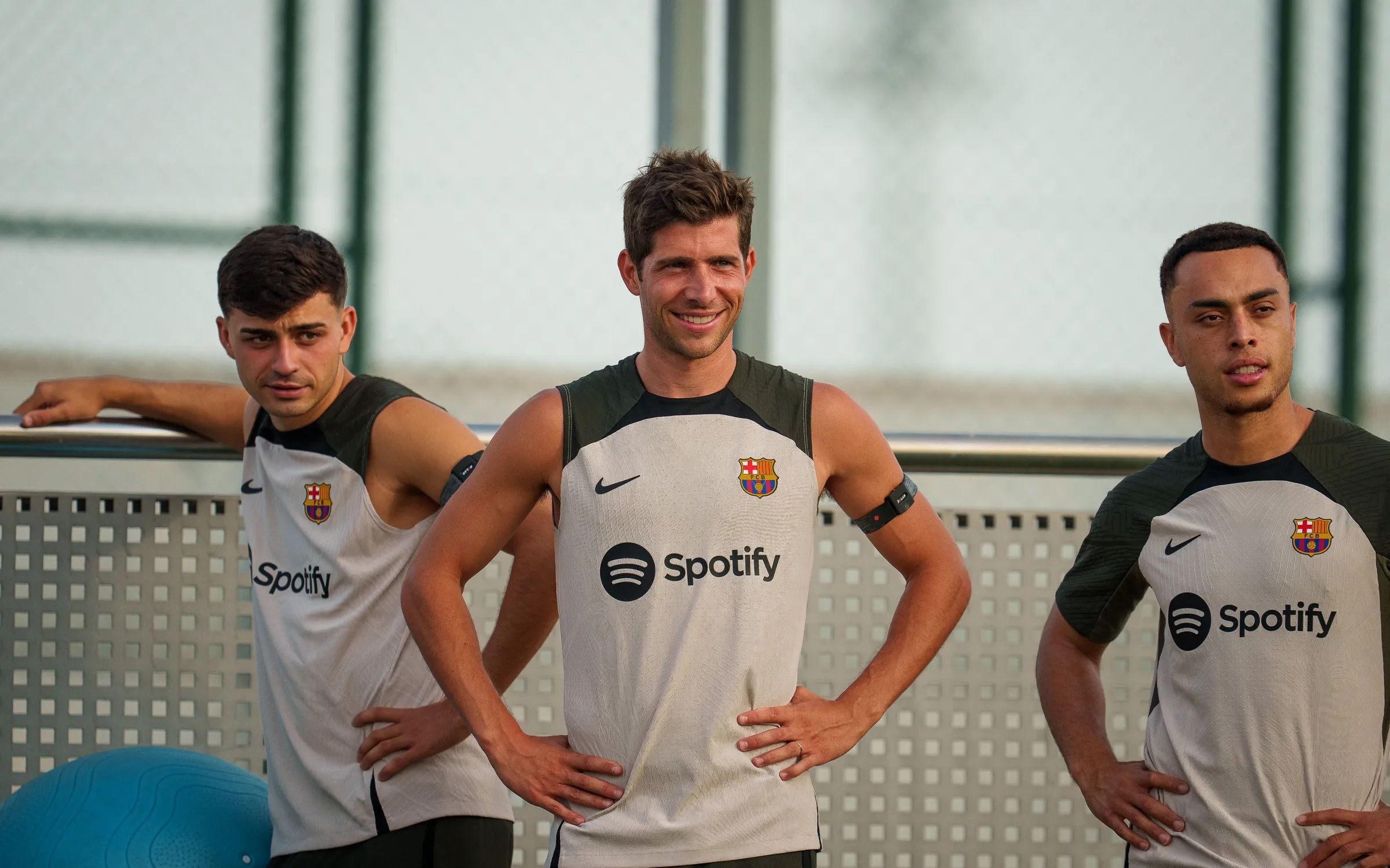 Pedri, Sergi Roberto y Dest, en una sesión del Barcelona.