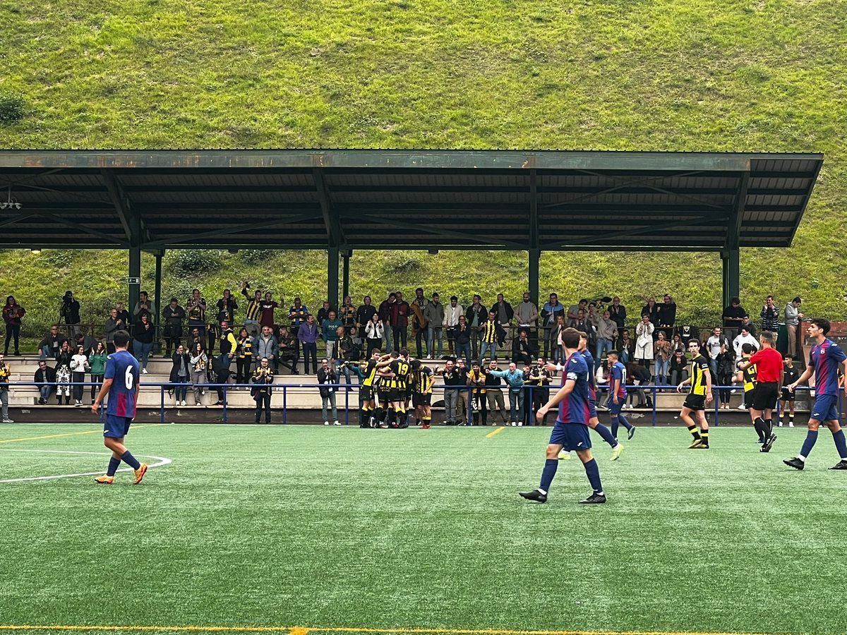  Los jugadores del Barakaldo celebran el gol de la victoria en Eibar