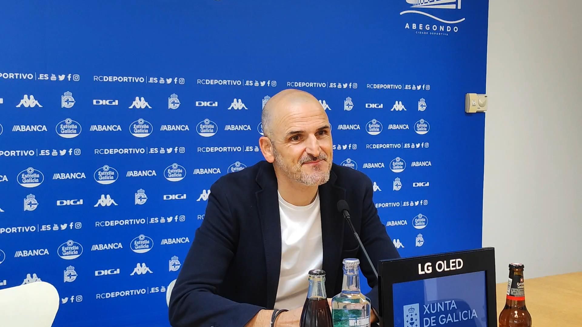 Fernando Soriano durante una rueda de prensa en Riazor.